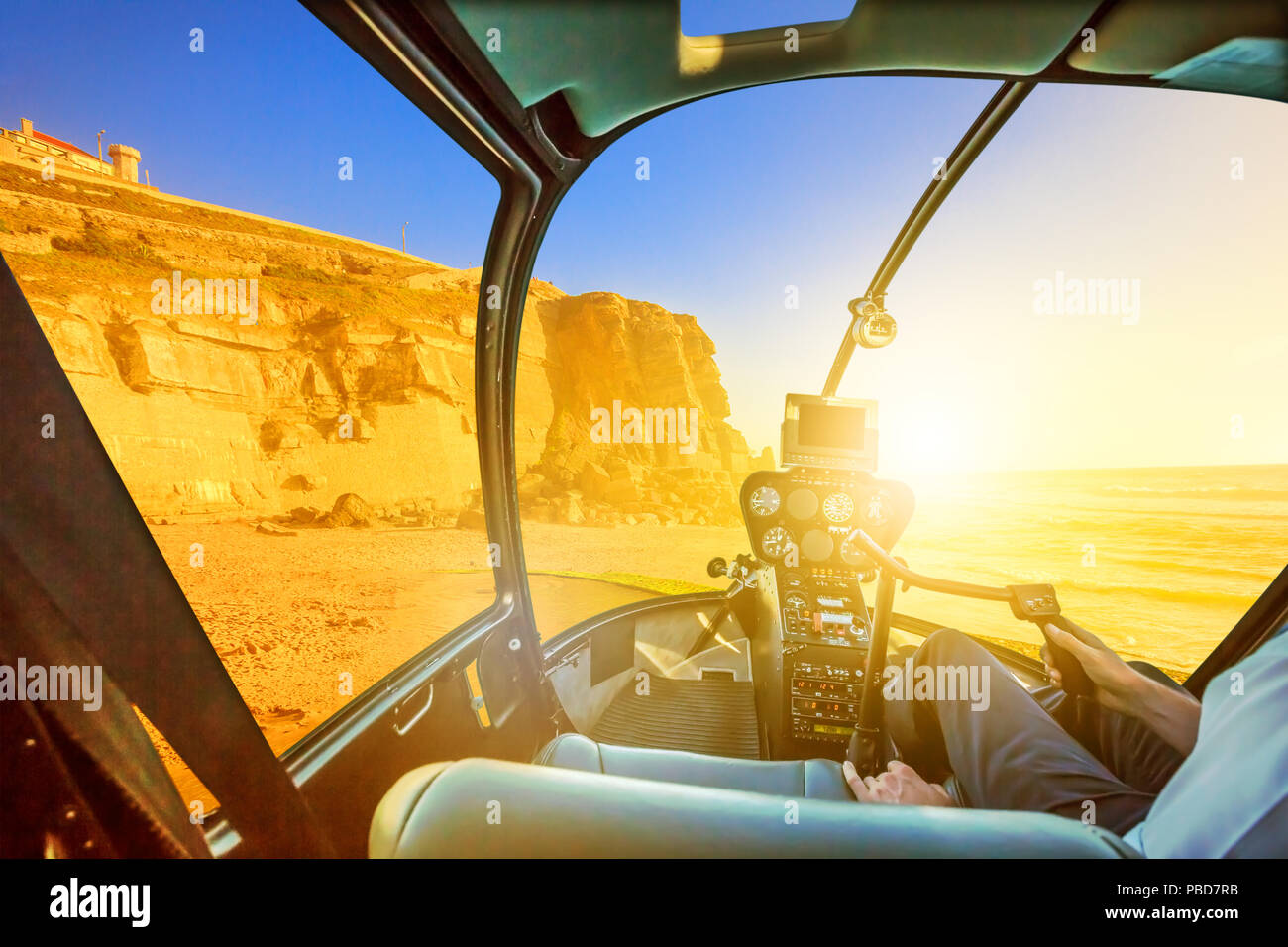 Helicopter Cockpit Innenraum fliegen auf Azenhas do Mar Strand bei Sonnenlicht, den Atlantik in Portugal. Rundflug über populäre portugiesische Küste Stockfoto