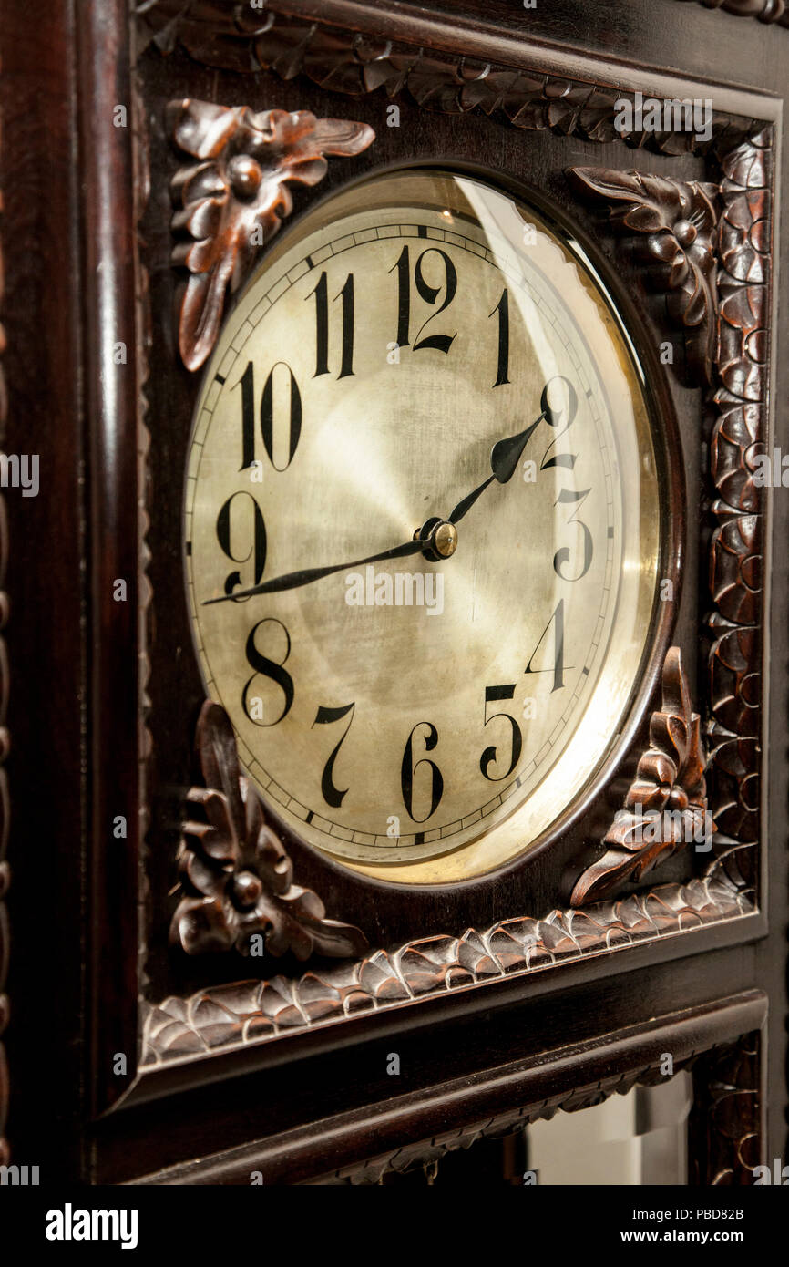 Eine alte Standuhr auf ein schickes Zimmer. Close Up. Stockfoto