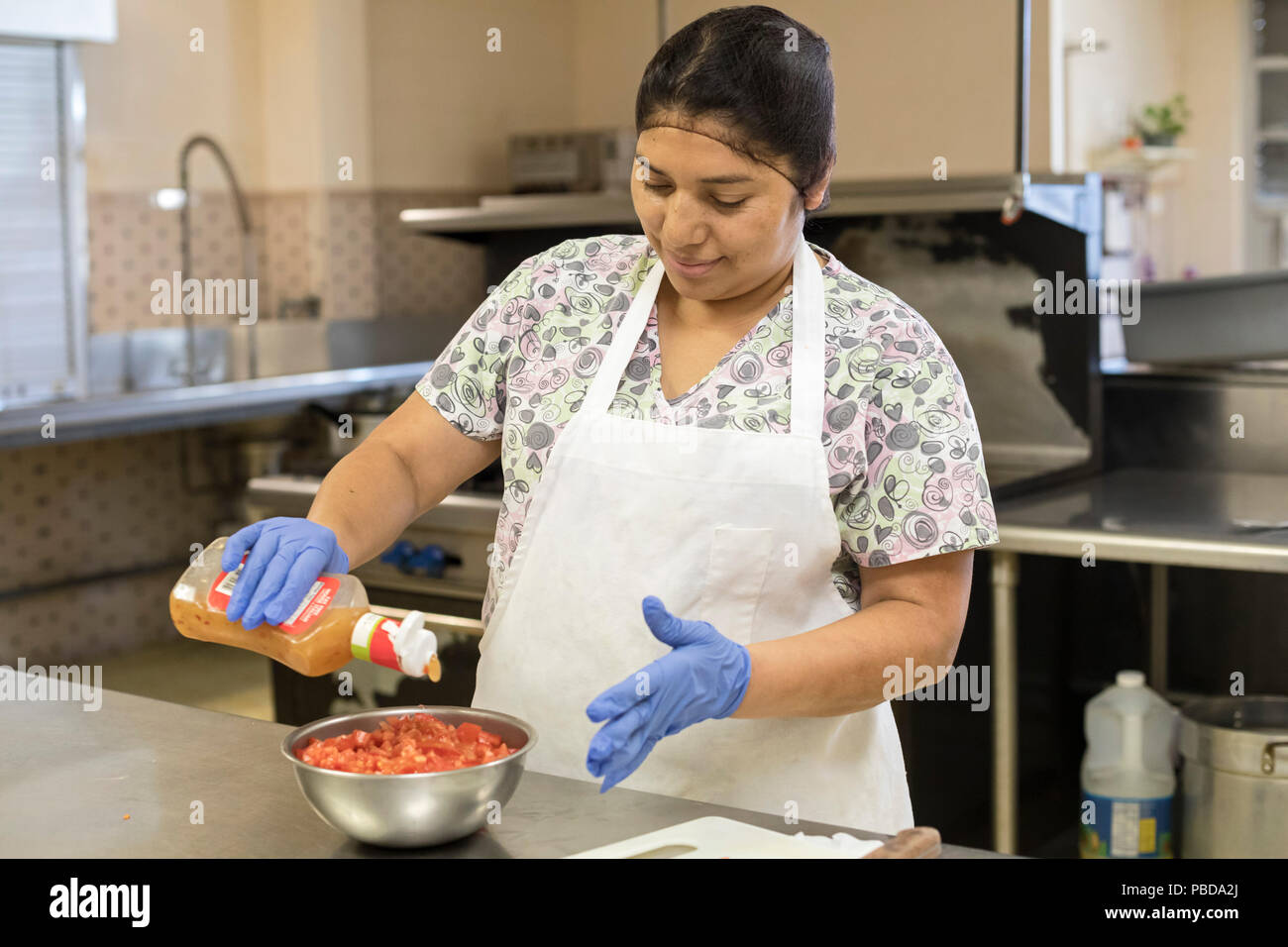 Corpus Christi, Texas - Gladys Perez de Molina, ein Einwanderer aus El Salvador, ist der Koch an Wesley Community Center. Sie und ihre sieben Kinder leben Stockfoto