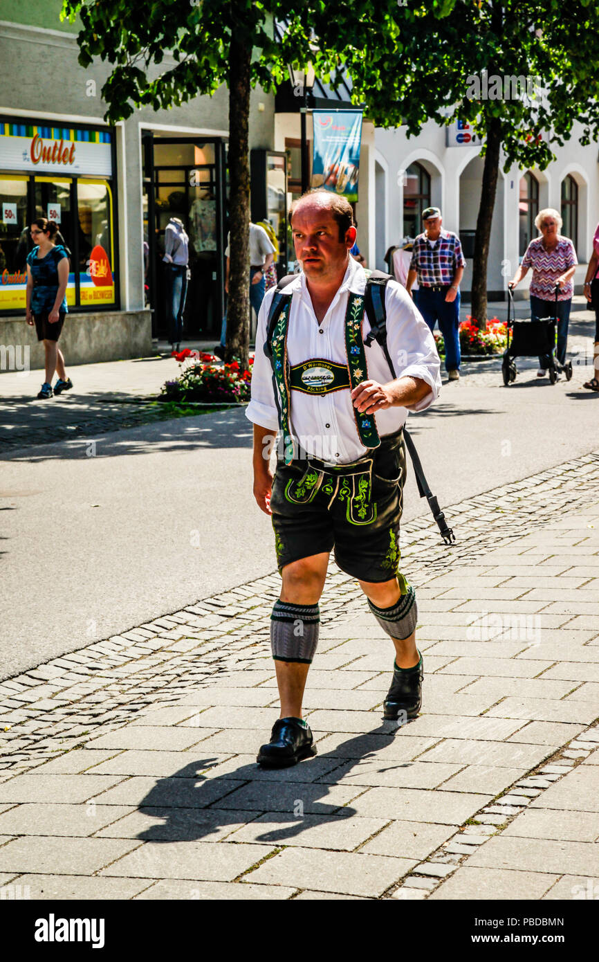 Bayerischer Mann in seiner Lederhose in Garmisch-Partenkirchen, Bayern,  Deutschland Stockfotografie - Alamy