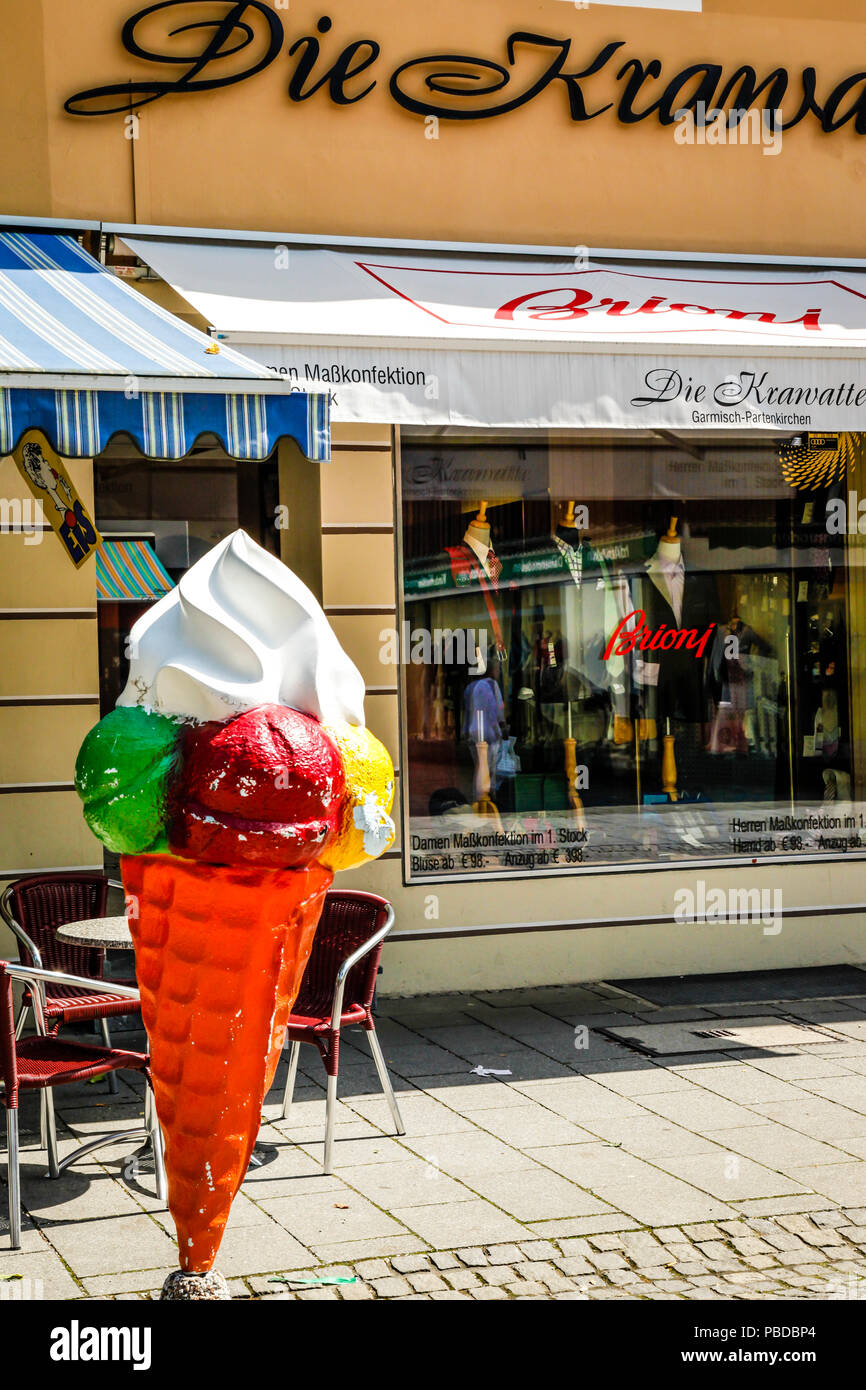 Eisdiele In Der Nähe Von Meinem Standort Jetzt Geöffnet Ein riesiger fake Eis als Werbung vor der Eisdiele im Einkaufsviertel