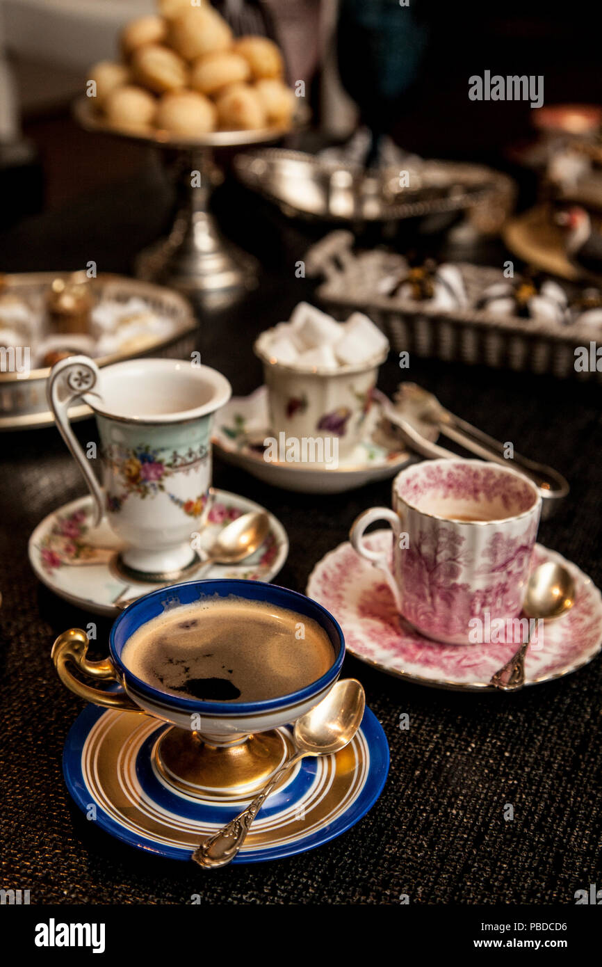 Elegante cooffe Schale auf einem dunklen Holztisch. fancy Nachmittag cooffe Konzept. Stockfoto