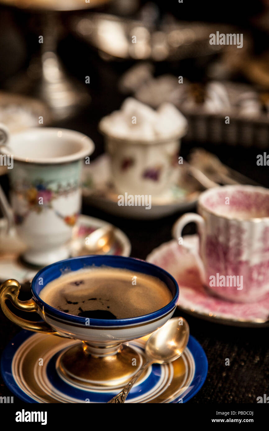 Elegante cooffe Schale auf einem dunklen Holztisch. fancy Nachmittag cooffe Konzept. Stockfoto