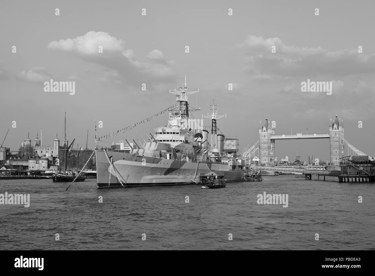 Die Sailing Barge, Wasserstoff, HMS Belfast, Tower of London und die Tower Bridge, die Themse in London. Stockfoto