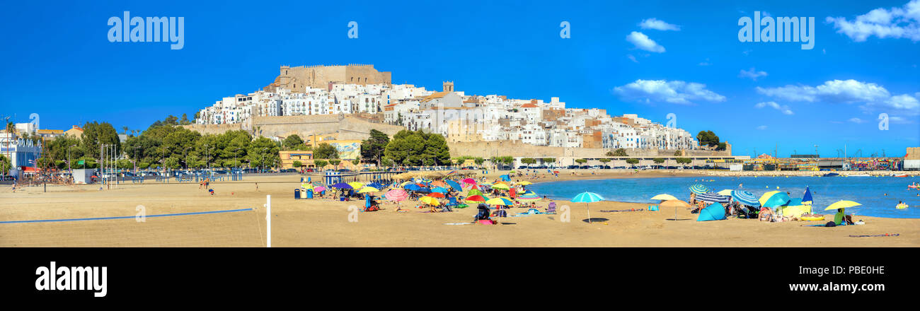 Panoramablick auf die Landschaft mit Strand und Blick auf die Altstadt Burg Papa Luna. Peniscola, Spanien Stockfoto