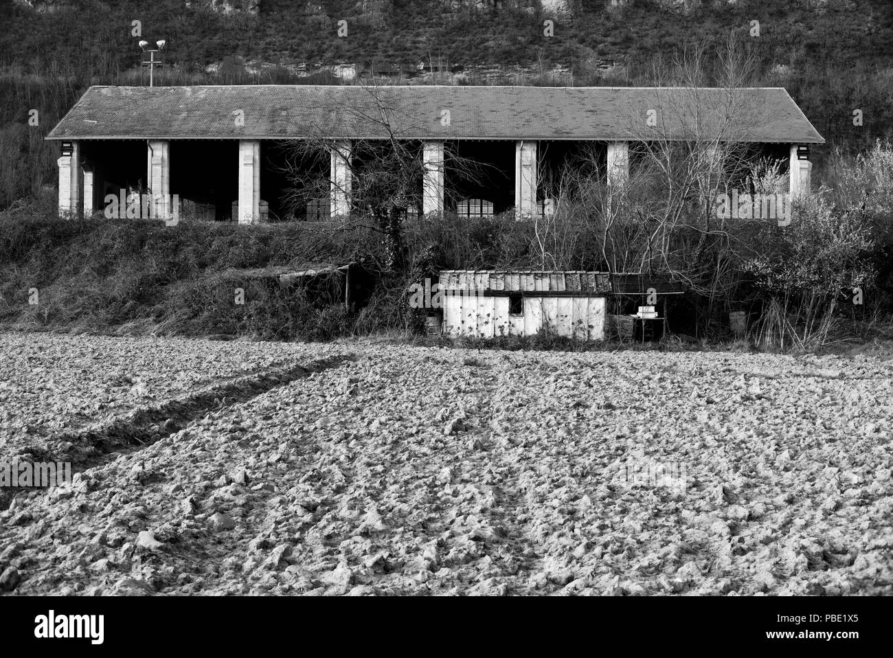 Der Lokschuppen und Farmer's Feld Speichern in der Weiler von Lexos in der Gemeinde Varen, Tarn-et-Garonne, Royal, Frankreich in in schwarz-weiß Stockfoto