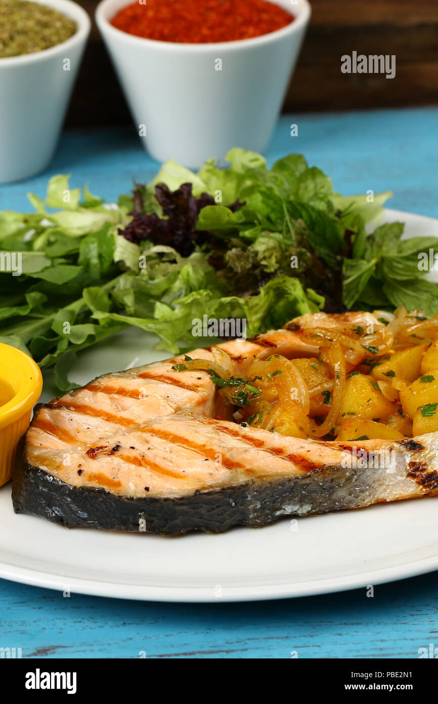 Lecker gegrilltes Lachssteak mit gemischten bunten Gemüse Stockfoto