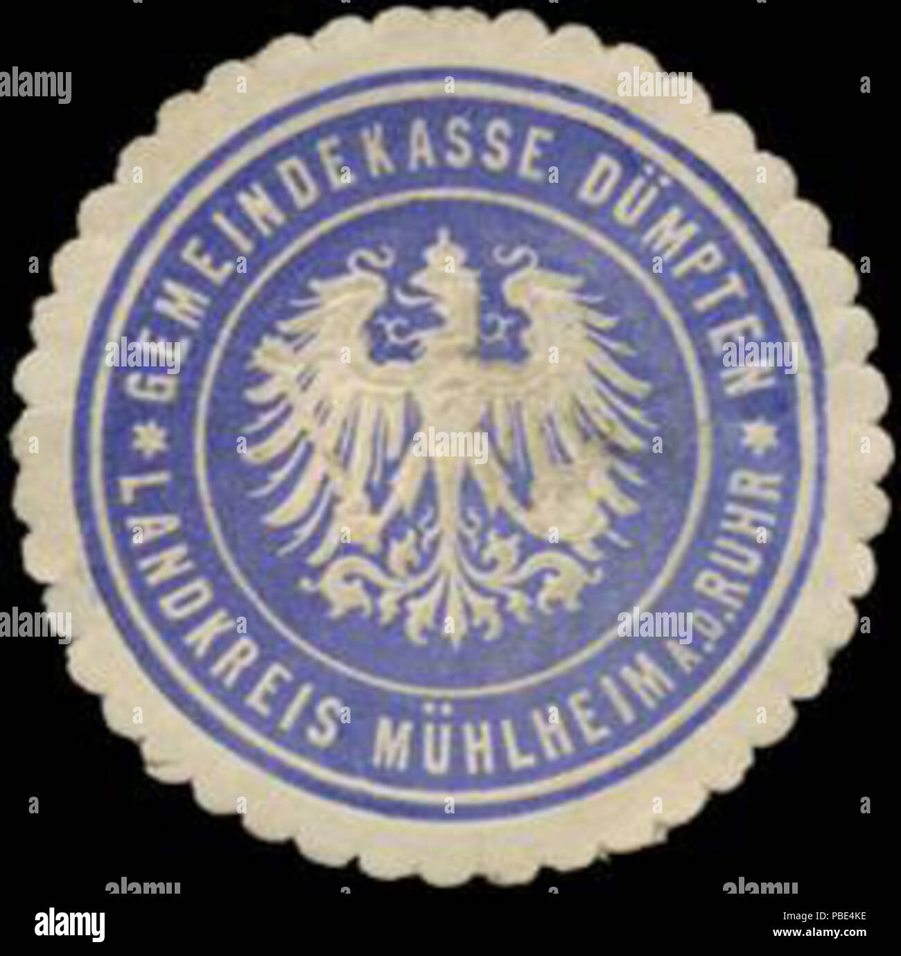 Alte Briefverschlussmarke aus Papier, welche seit ca. 1850 von Behoerden, Anwaelten, Notaren und Firmen zum Verschliessen der Post verwendet wurde. 1387 Siegelmarke Gemeindekasse Dümpten Landkreis Mühlheim-Ruhr W 0383088 Stockfoto
