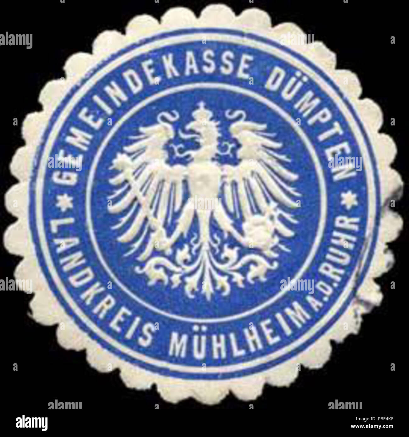 Alte Briefverschlussmarke aus Papier, welche seit ca. 1850 von Behoerden, Anwaelten, Notaren und Firmen zum Verschliessen der Post verwendet wurde. 1387 Siegelmarke Gemeindekasse Dümpten-Landkreis Mühlheim an der Ruhr W 0307910 Stockfoto