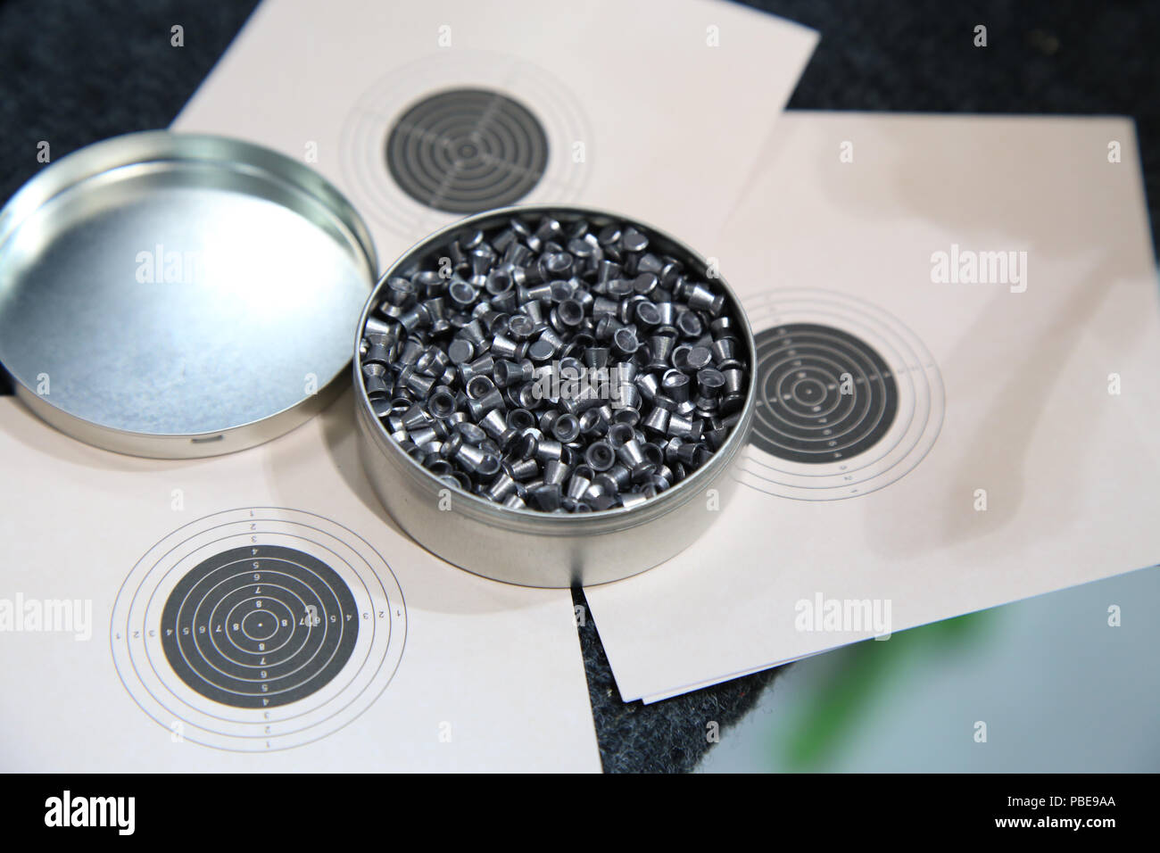 Aluminium kann von Pellets für Luftgewehr und Ziel führen. Stockfoto