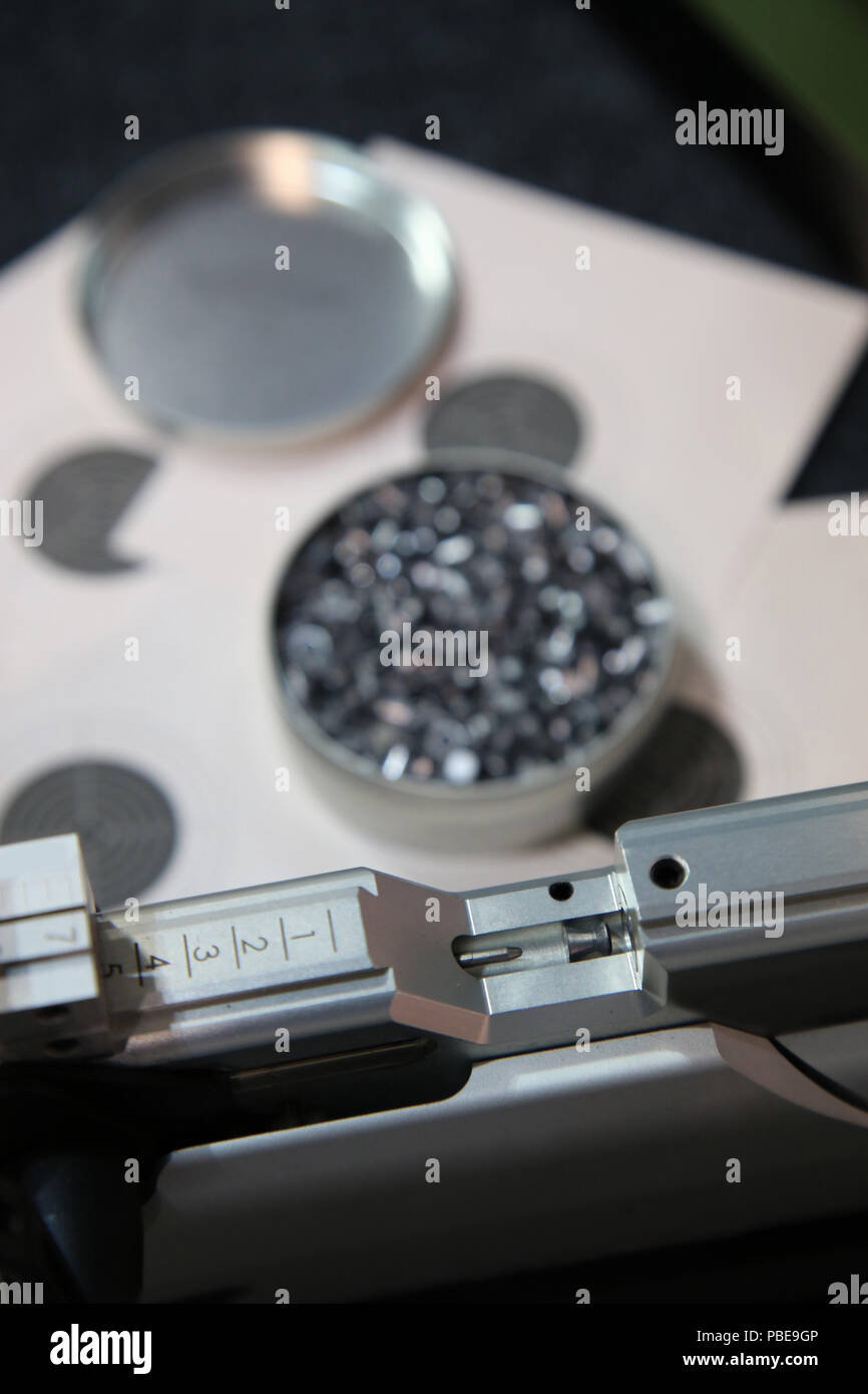 Aluminium kann der Leitung Pellets für Luftgewehr und Luftgewehr Stockfoto