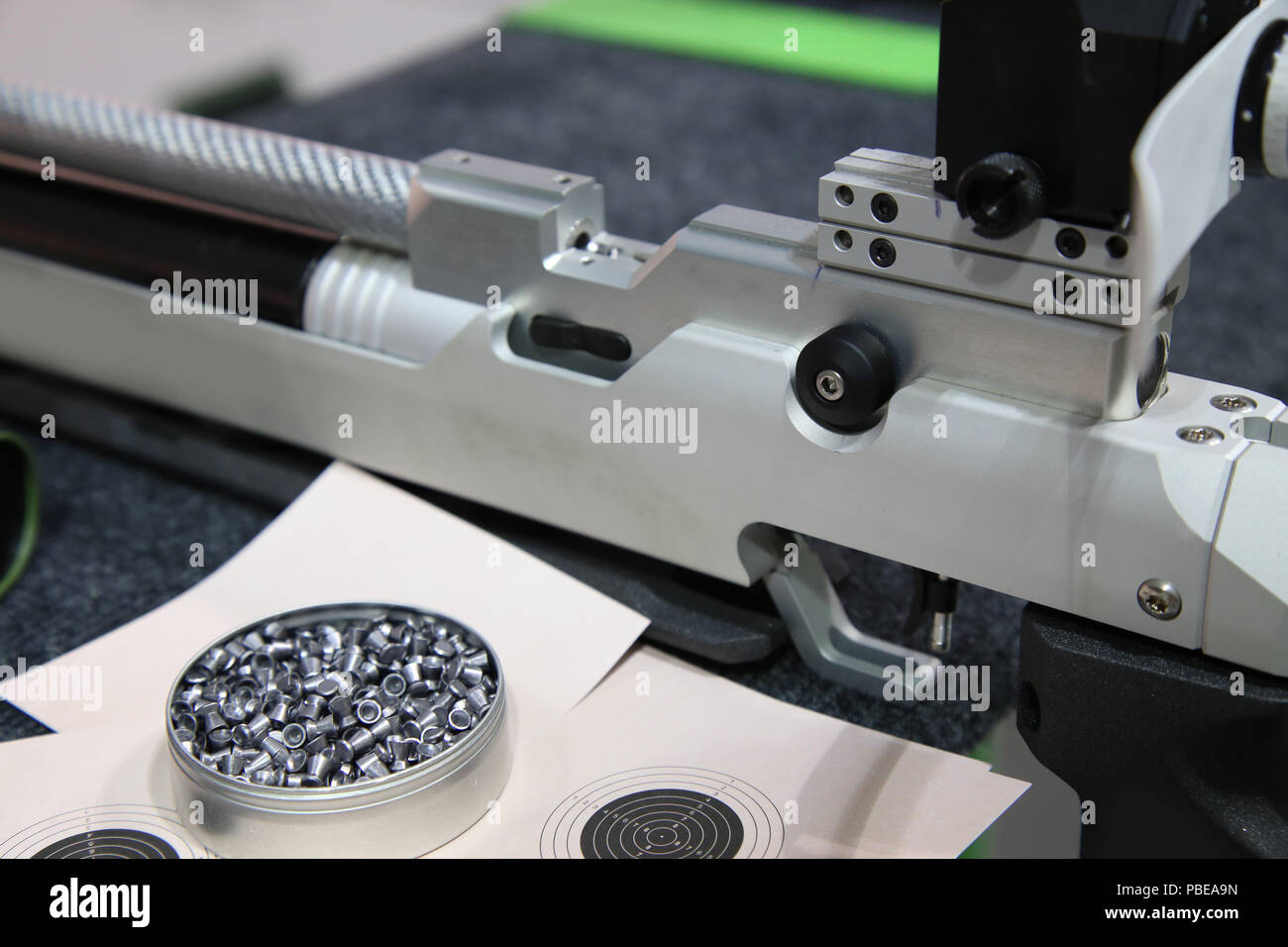 Aluminium kann der Leitung Pellets für Luftgewehr und Luftgewehr Stockfoto