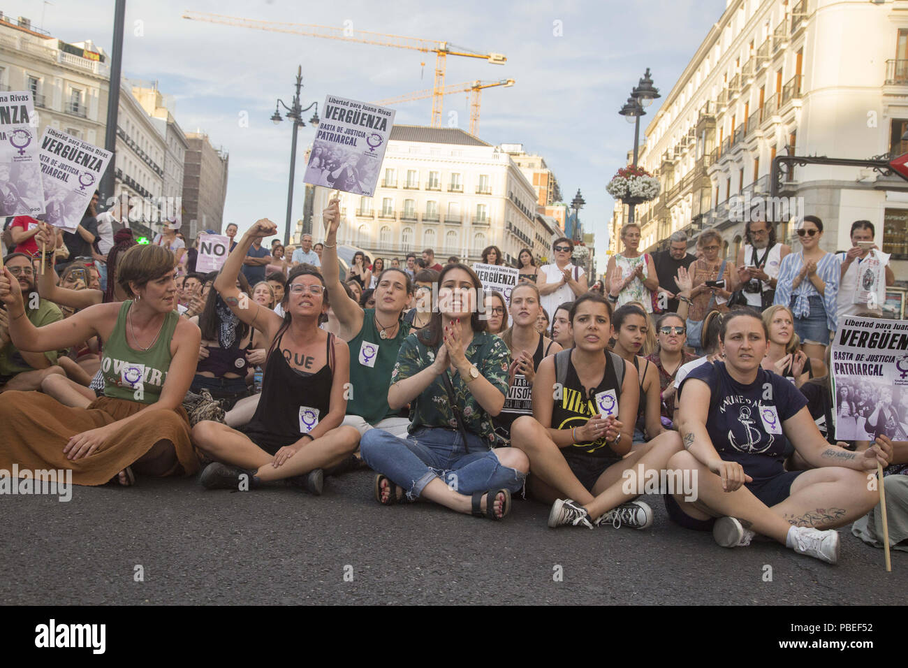 Madrid, Spanien. 27. Juli, 2018. Frauen gesehen sitzt in der Mitte der Straße während der Demonstration. Feministinnen Protest gegen einen Satz zu Juana Rivas von zweieinhalb Jahren für den Diebstahl ihrer beiden Kinder. Der Fall stammt aus dem Mai 2016. Credit: Lito Lizana/SOPA Images/ZUMA Draht/Alamy leben Nachrichten Stockfoto