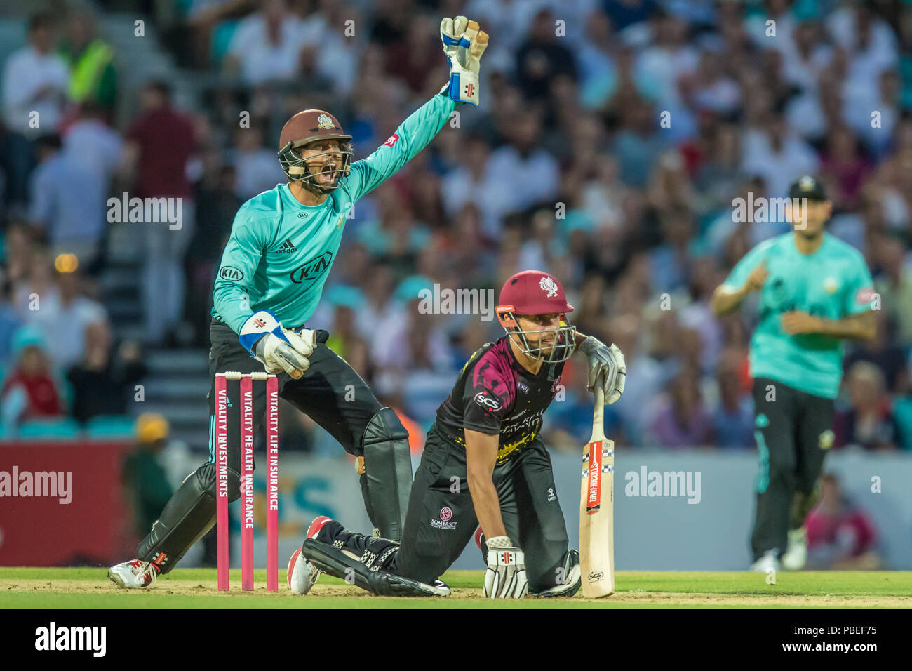 London, Großbritannien. 27. Juli, 2018. James Hildreth ist Lbw durch Gareht Batty schlagen für Surrey gegen Somerset in der Vitalität T20 Blast Match am Kia Oval eingeschlossen. David Rowe/Alamy leben Nachrichten Stockfoto