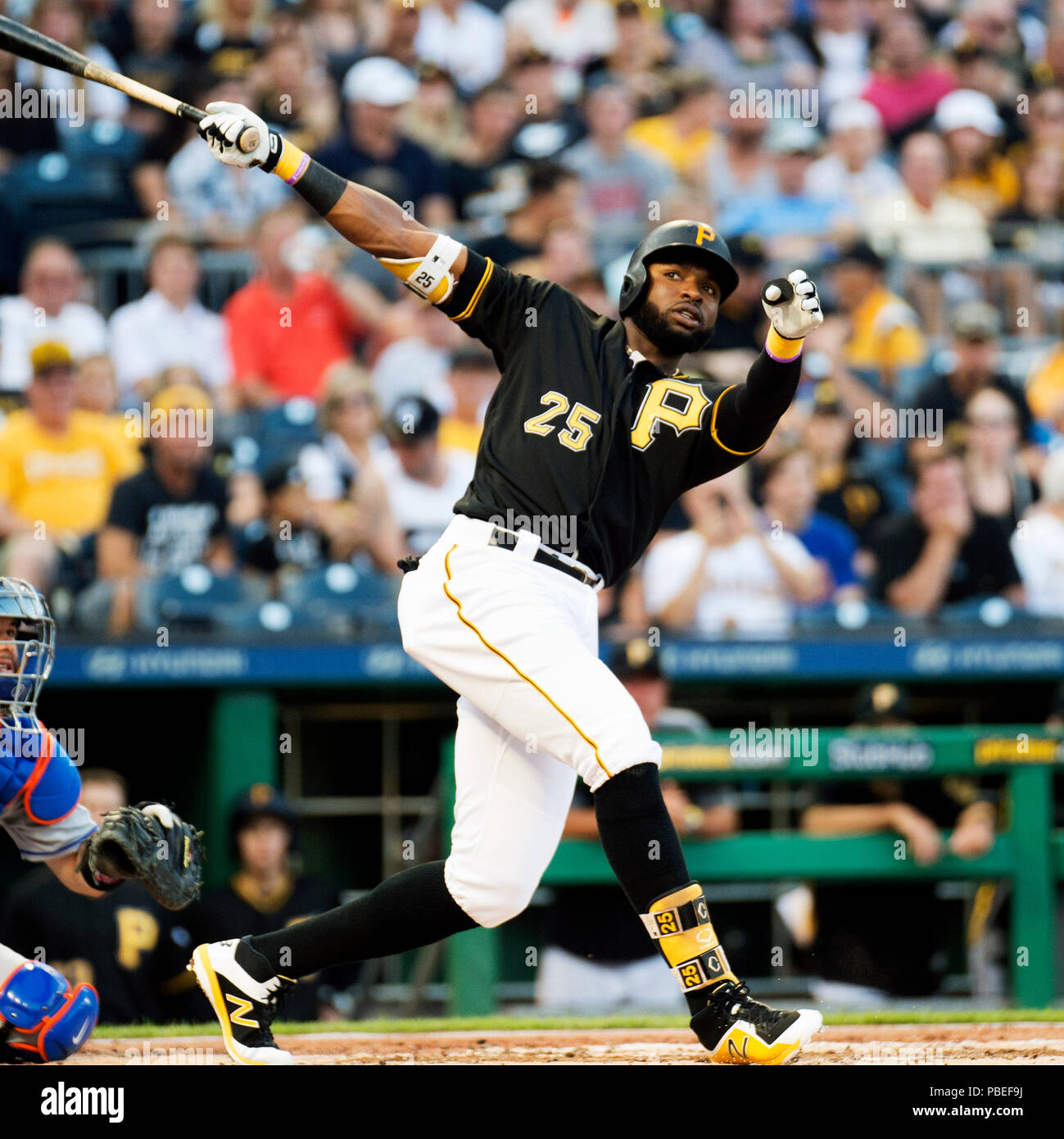Pittsburgh, USA. 27. Juli, 2018. Pittsburgh Pirates rechter Feldspieler Gregory Polanco (25) in Kontakt mit dem Ball gegen die New York Mets in ihr Spiel in Pittsburgh, USA. Brent Clark/CSM/Alamy leben Nachrichten Stockfoto