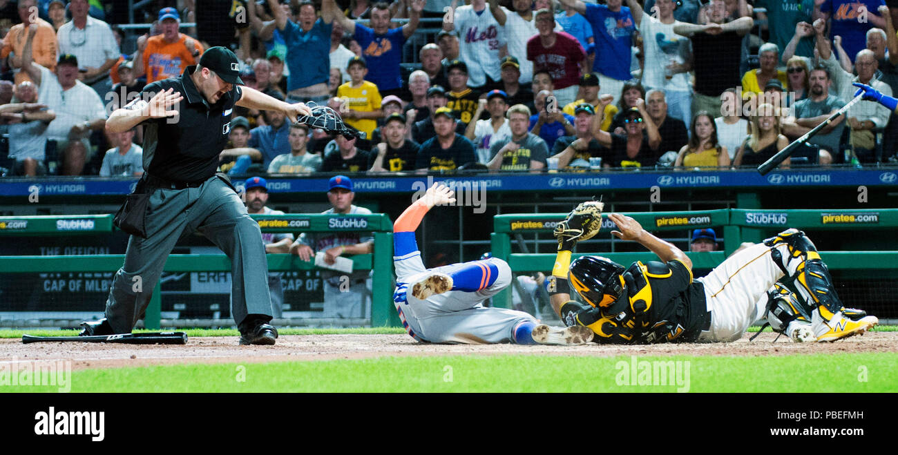 Pittsburgh, USA. 27. Juli, 2018. New York Mets linken Feldspieler Michael Conforto (30) in ihrem Spiel in Pittsburgh, USA schlägt Pittsburgh Pirates catcher Elias Diaz (32) zu Hause. Brent Clark/CSM/Alamy leben Nachrichten Stockfoto