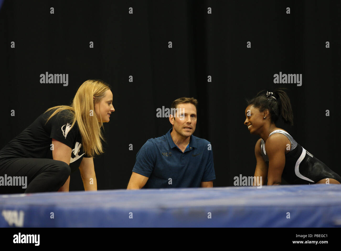 Ohio, USA. 27. Juli 2018. SIMONE BILES Aktien ein Lachen mit Trainer Cecile Canqueteau-Landi und Laurent Landi (Mitte) beim podium Training vor dem G.K. Us-Klassiker. Dies ist Biles' erste Konkurrenz seit dem Gewinnen der Gymnastik Rund-um Gold bei den Olympischen Spielen 2016 in Rio. Melissa J. Perenson/CSM Credit: Cal Sport Media/Alamy leben Nachrichten Stockfoto