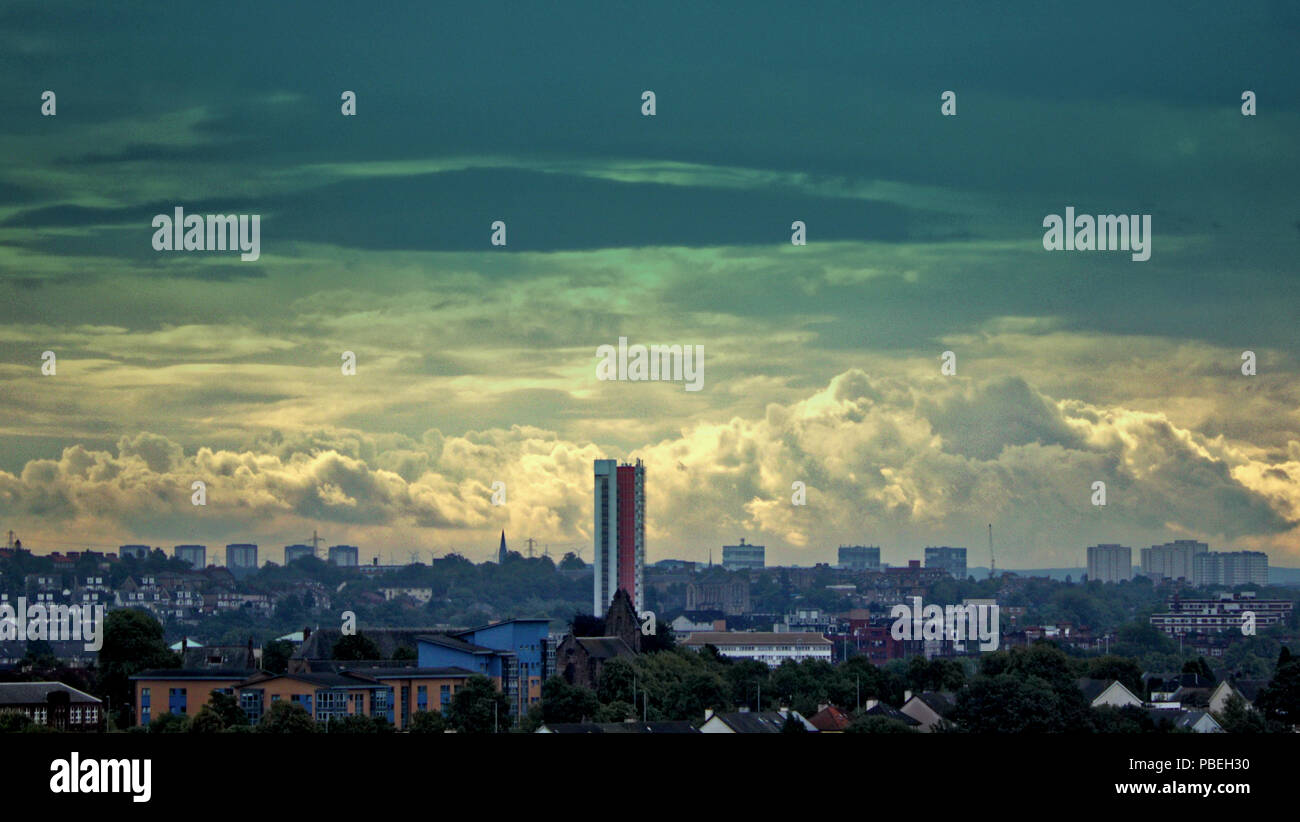 Glasgow, Schottland, Großbritannien am 28. Juli. UK Wetter: wechselhaft Tag mit stürmischen Wolken im Westen der Stadt über die anniesland Tower das höchste Gebäude in Schottland. Gerard Fähre / alamy Nachrichten Stockfoto