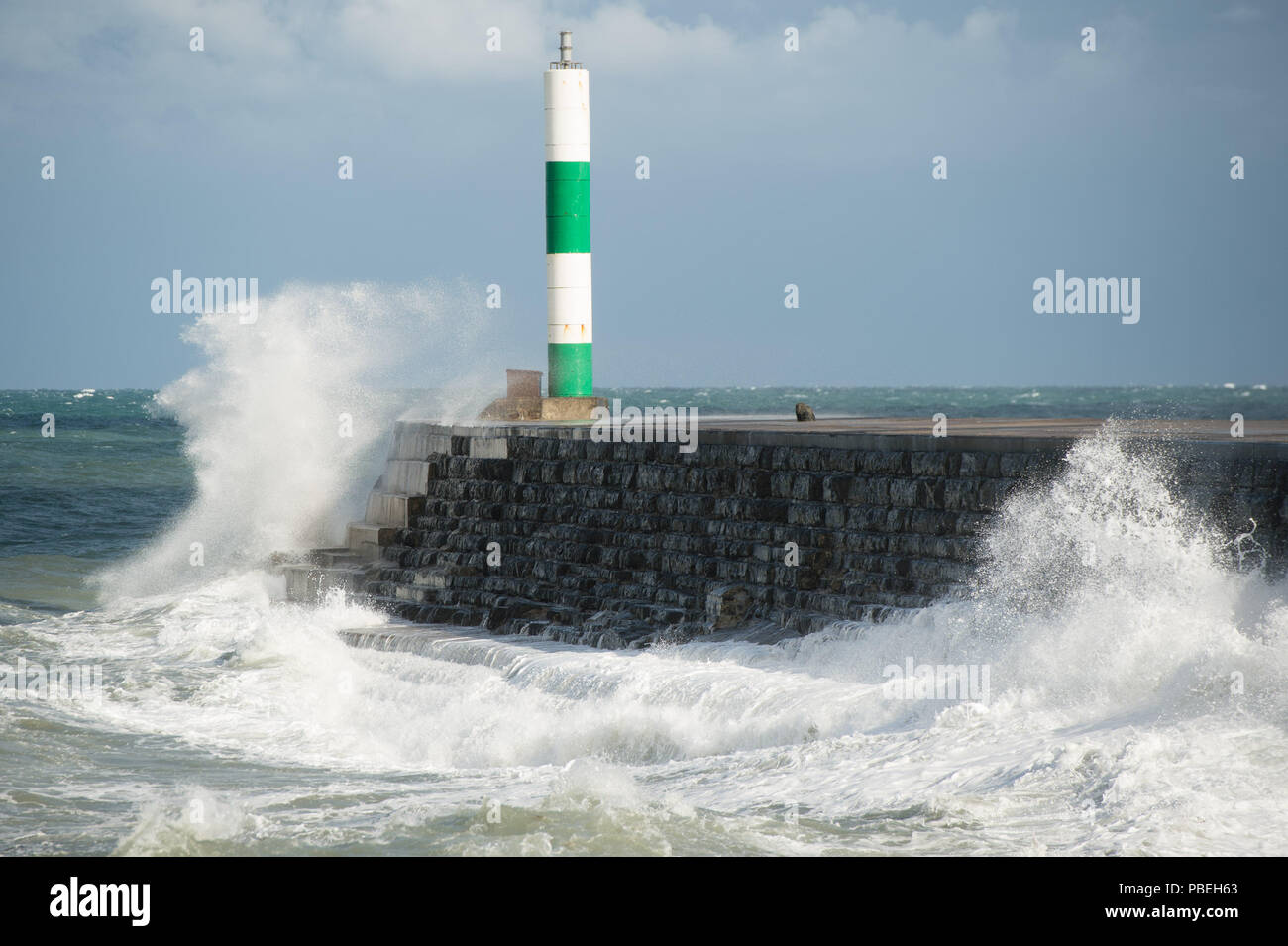 Aberystwyth Wales UK, Samstag, 28. Juli 2018 UK Wetter: Gale force Winde und Gezeiten kombinieren riesige Wellen zu bringen Absturz in die Hafenmauer in Aberystwyth auf der West Wales Küste, wie die lange Hitzeperiode schließlich unten mit Gewitter und sintflutartige Regenfälle über viel des Landes Photo Credit: Keith Morris/Alamy leben Nachrichten Stockfoto