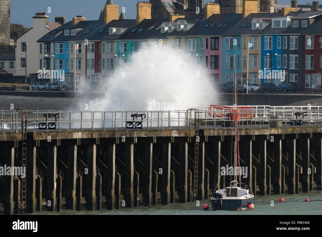 Aberystwyth Wales UK, Samstag, 28. Juli 2018 UK Wetter: Gale force Winde und Gezeiten kombinieren riesige Wellen zu bringen Absturz in die Hafenmauer in Aberystwyth auf der West Wales Küste, wie die lange Hitzeperiode schließlich unten mit Gewitter und sintflutartige Regenfälle über viel des Landes Photo Credit: Keith Morris/Alamy leben Nachrichten Stockfoto