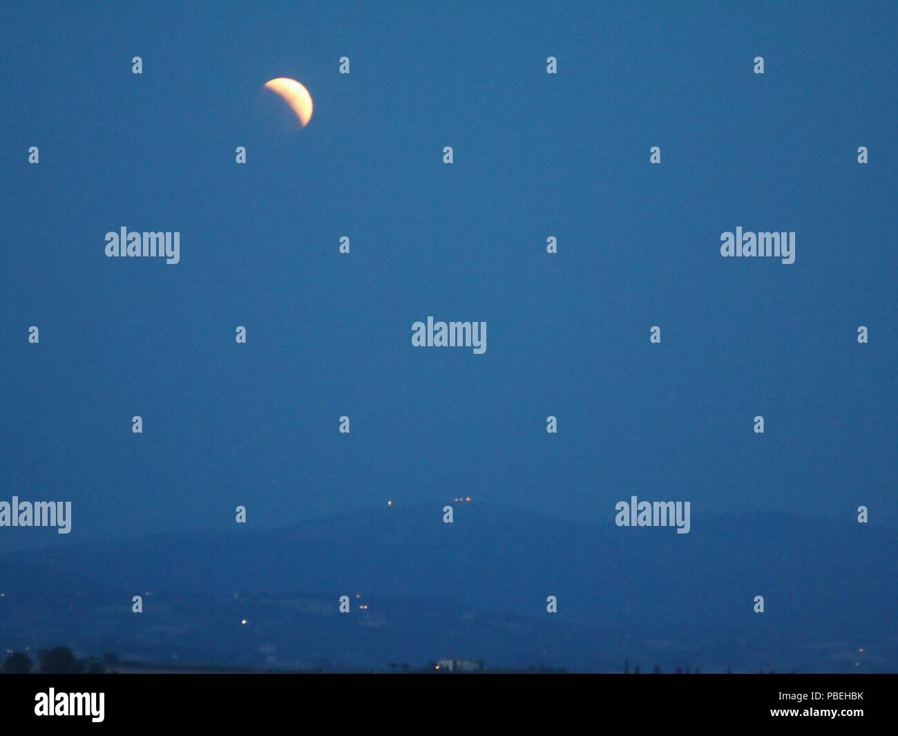 Umbrien, Italien. 27. Juli 2018. Partielle Mondfinsternis über Umbrien Italien Credit: Richard Patterson/Alamy leben Nachrichten Stockfoto