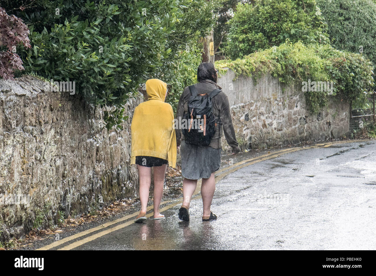 Fowey, Cornwall, UK. 28. Juli 2018. UK Wetter. Scharfe Duschen weiterhin in Cornwall, mit Abflüssen beginnend bis zu blockieren. Foto: Simon Maycock/Alamy leben Nachrichten Stockfoto