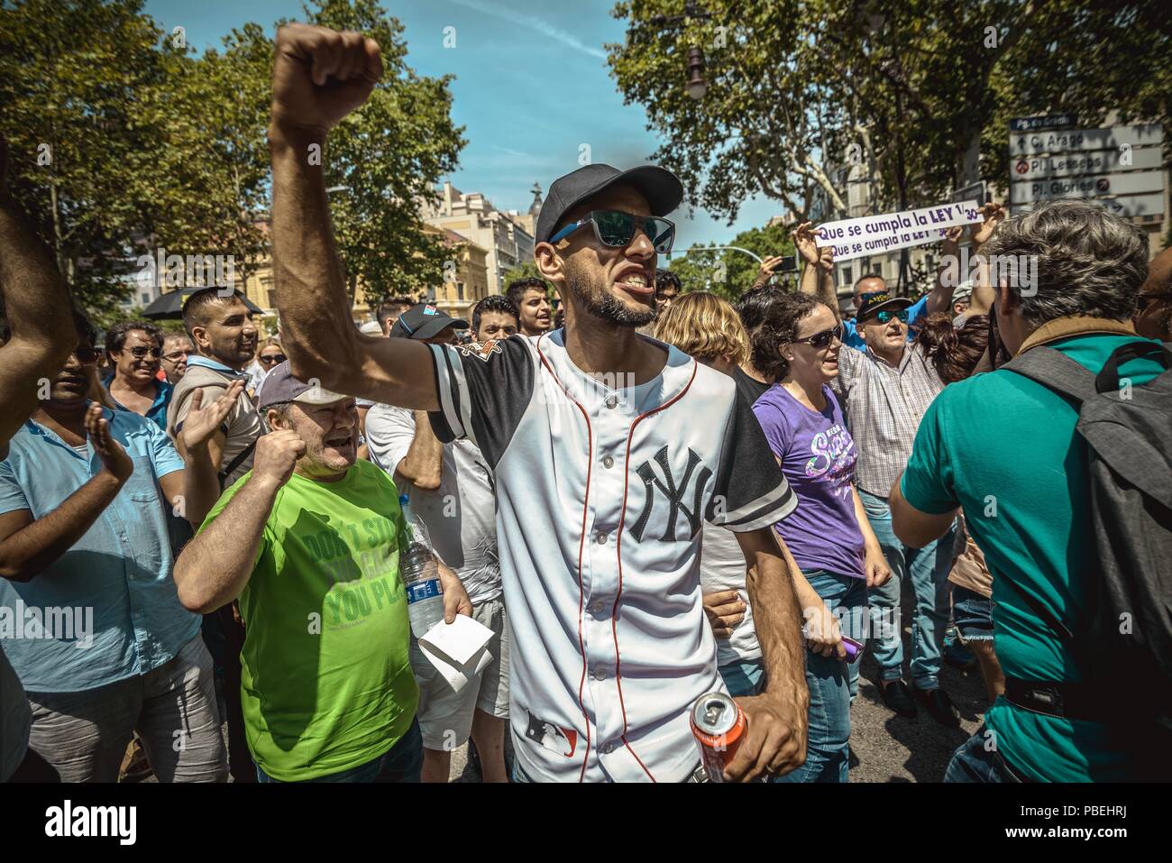 Barcelona, Spanien. 28. Juli, 2018: Taxifahrer shout Slogans die zunehmende Nutzung von Ride-hageln, die Sie einem unfairen Wettbewerb während einer unbefristeten Streik zu protestieren. Credit: Matthias Oesterle/Alamy leben Nachrichten Stockfoto