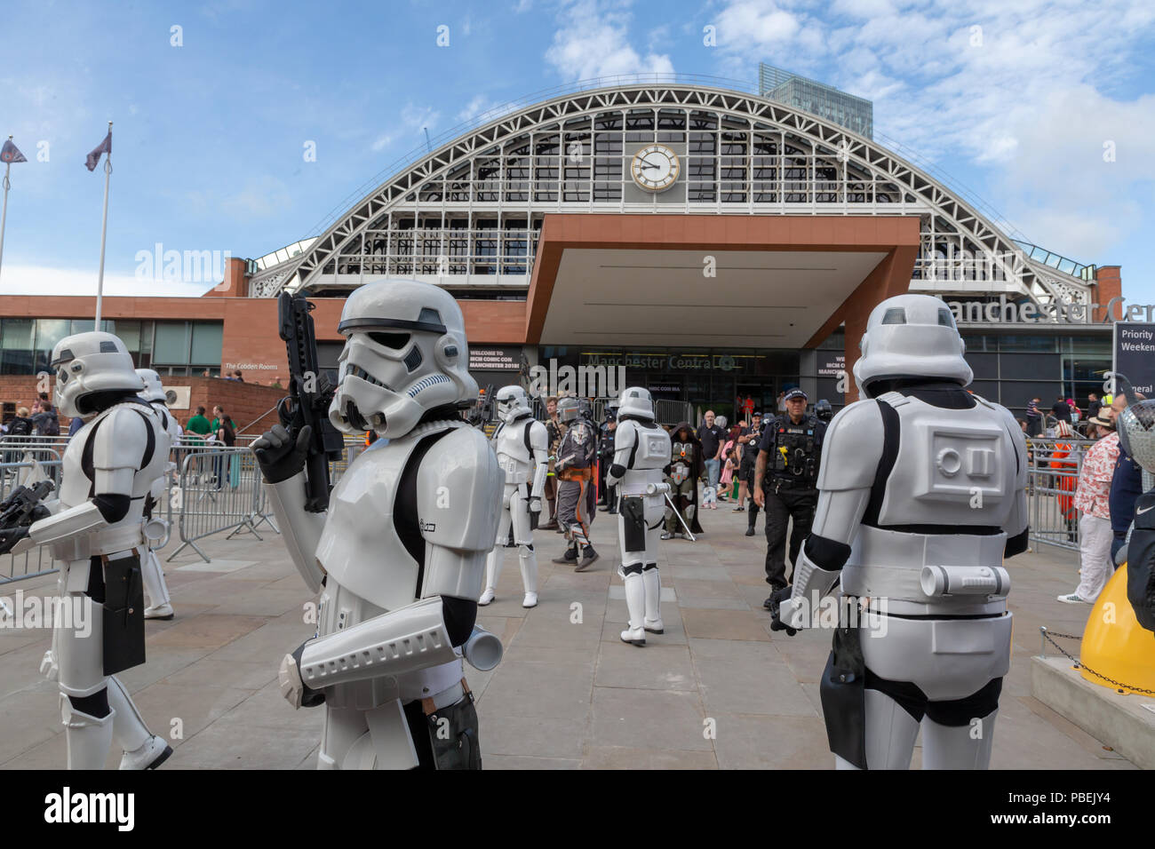 Manchester, Großbritannien. 28. Juli 2018 - Unter fester Sicherheit als Reaktion auf die jüngsten Ereignisse in Manchester, Manchester Central öffnete seine Türen für die Manchester Comic. Con. Besonderes Augenmerk wurde auf die "Waffen", die die 100 Super Heroes Fans brachten einen Tag Spaß haben, einige neue Comics zu kaufen und zu sehen und haben Fotos mit Ihrem Liebling Akteure übernommen und hören ihnen zu, wie sie in einem der vielen Stadien Credit: John Hopkins/Alamy Leben Nachrichten befragt wurden. Stockfoto