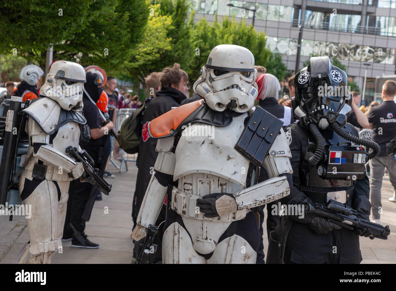 Manchester, Großbritannien. 28. Juli 2018 - Unter fester Sicherheit als Reaktion auf die jüngsten Ereignisse in Manchester, Manchester Central öffnete seine Türen für die Manchester Comic. Con. Besonderes Augenmerk wurde auf die "Waffen", die die 100 Super Heroes Fans brachten einen Tag Spaß haben, einige neue Comics zu kaufen und zu sehen und haben Fotos mit Ihrem Liebling Akteure übernommen und hören ihnen zu, wie sie in einem der vielen Stadien Credit: John Hopkins/Alamy Leben Nachrichten befragt wurden. Stockfoto