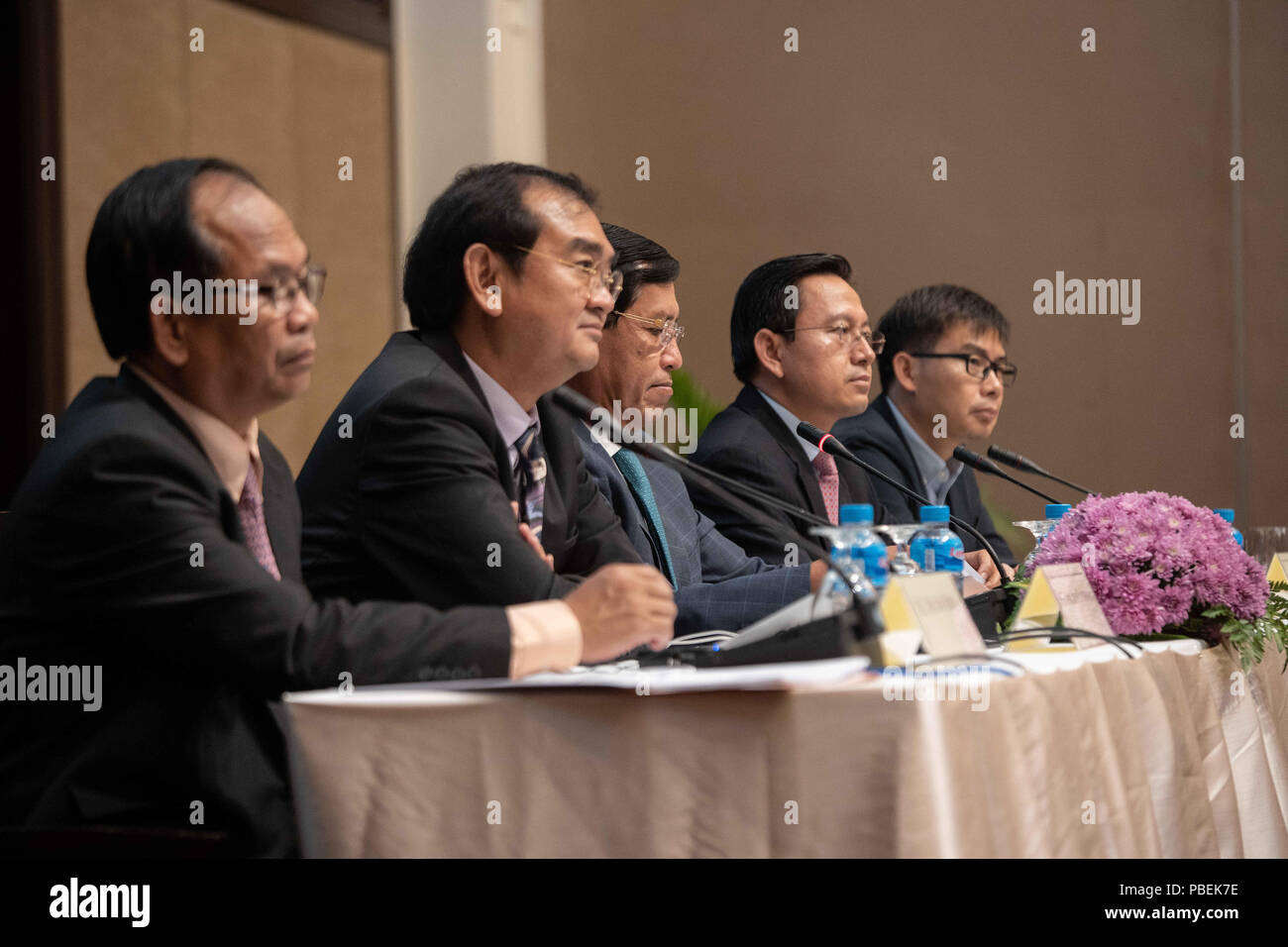 Phnom Penh, Kambodscha. 28. Juli 2018. (Von letf nach rechts) Som Sorida, Dim Sovannarom, Sik Bun Hok, Mao und Vibol Chheang Vannarith an der Versammlung von der Zivilgesellschaft Allianz Forum im Sofitel Hotel Phnom Penh am Tag vor den Wahlen organisiert. Credit: Enric CatalÃ Contreras/SOPA Images/ZUMA Draht/Alamy leben Nachrichten Stockfoto