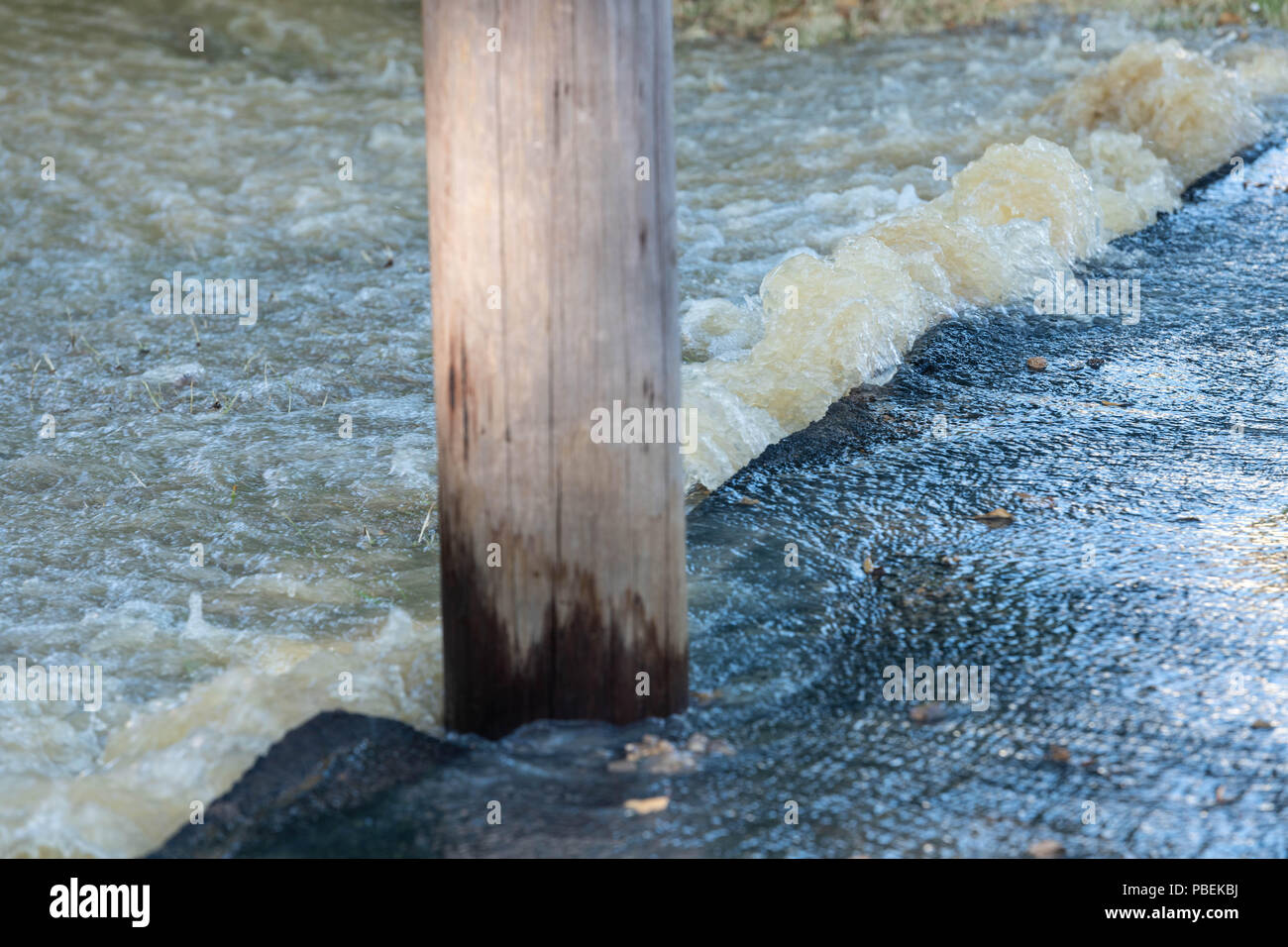 Essex, UK. 28. Juli 2018 Brentwood Essex, eine Wasserleitung platzte in Brentwood Essex Ursachen Überschwemmungen und Straße Chaos, lokale MP Alex Burghart visits die Szene Hilfe zu leisten. Kredit Ian Davidson/Alamy leben Nachrichten Stockfoto