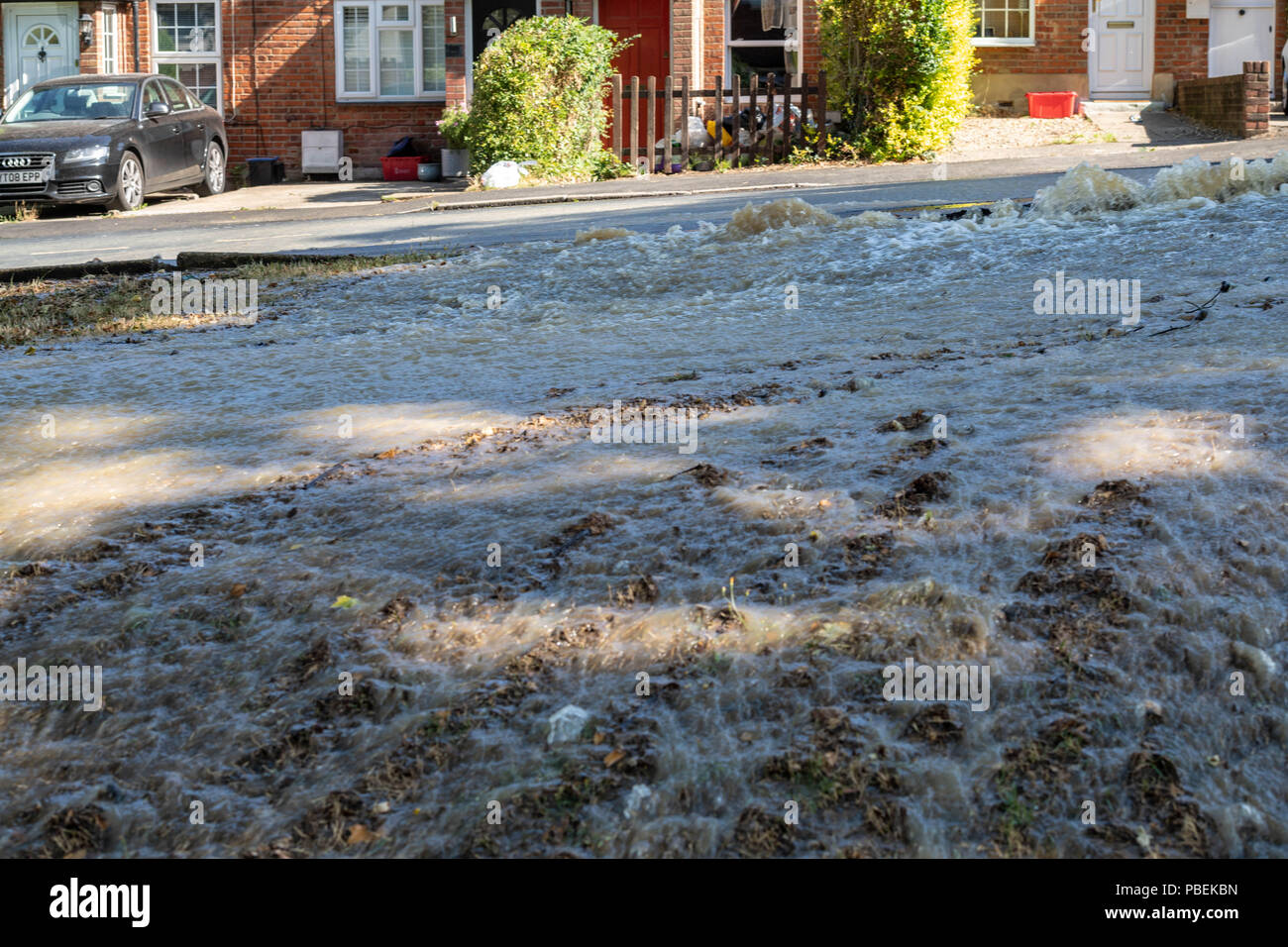Essex, UK. 28. Juli 2018 Brentwood Essex, eine Wasserleitung platzte in Brentwood Essex Ursachen Überschwemmungen und Straße Chaos, lokale MP Alex Burghart visits die Szene Hilfe zu leisten. Kredit Ian Davidson/Alamy leben Nachrichten Stockfoto