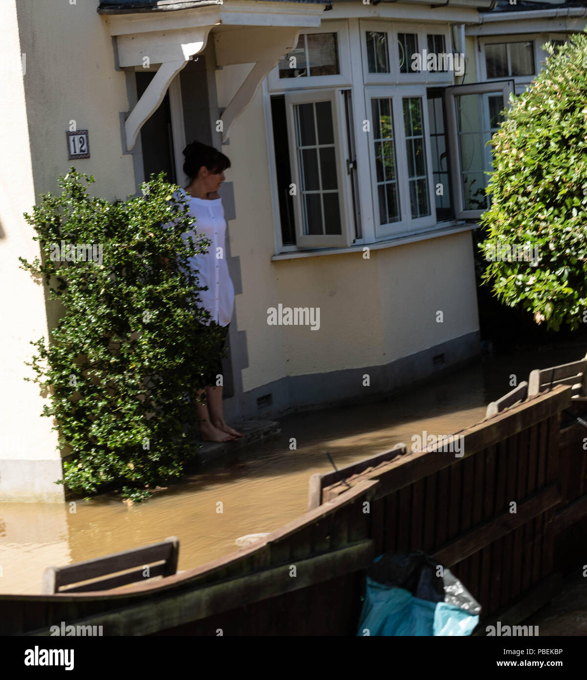28. Juli 2018 Brentwood Essex, eine Wasserleitung platzte in Brentwood Essex Ursachen Überschwemmungen und Straße Chaos, lokale MP Alex Burghart visits die Szene Hilfe zu leisten. Frau Umfragen die Überschwemmung an ihrem Haus. Kredit Ian Davidson/Alamy leben Nachrichten Stockfoto