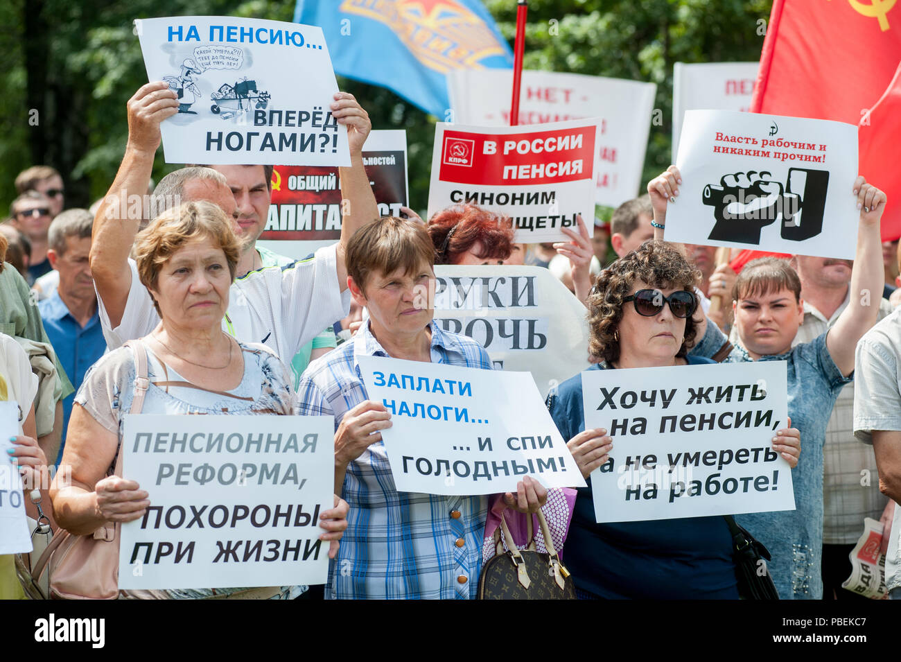 Juli 28, 2018 - Region Tambow, Tambow, Russland - Am 28. Juli 2018 in vielen Städten Russlands fand der russischen Protest gegen die Rentenreform (Anhebung des Rentenalters). In der Stadt Tambow die Sitzung, zu der die Tambow Zweig der Kommunistischen Partei organisiert wurde. Etwa 1000 Menschen an der Kundgebung teil. Die Inschrift auf dem Plakat: (unten links) "Rentenreform, Beerdigung im Leben'', (unten Mitte)'' Steuern zahlen und schlaf Hunger'', (unten rechts) "Ich möchte in den Ruhestand zu Leben, bei der Arbeit nicht sterben.'' (links oben), reifen. Die Füße hoch?!'', (oben in der Mitte)'' in Russland, pension ist Sy Stockfoto