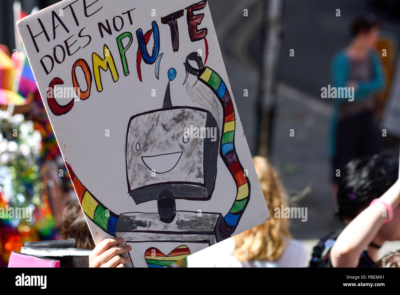 Nottingham, UK. 28. Juli 2018: Tausende die Straßen der Stadt von Nottingham für die jährliche LGBT-Parade von Schloss Tor gefüllt und dann in Hockley für Live Acts, Verkaufsstände Nahrung und Geschenke. Credit: Ian Francis/Alamy leben Nachrichten Stockfoto