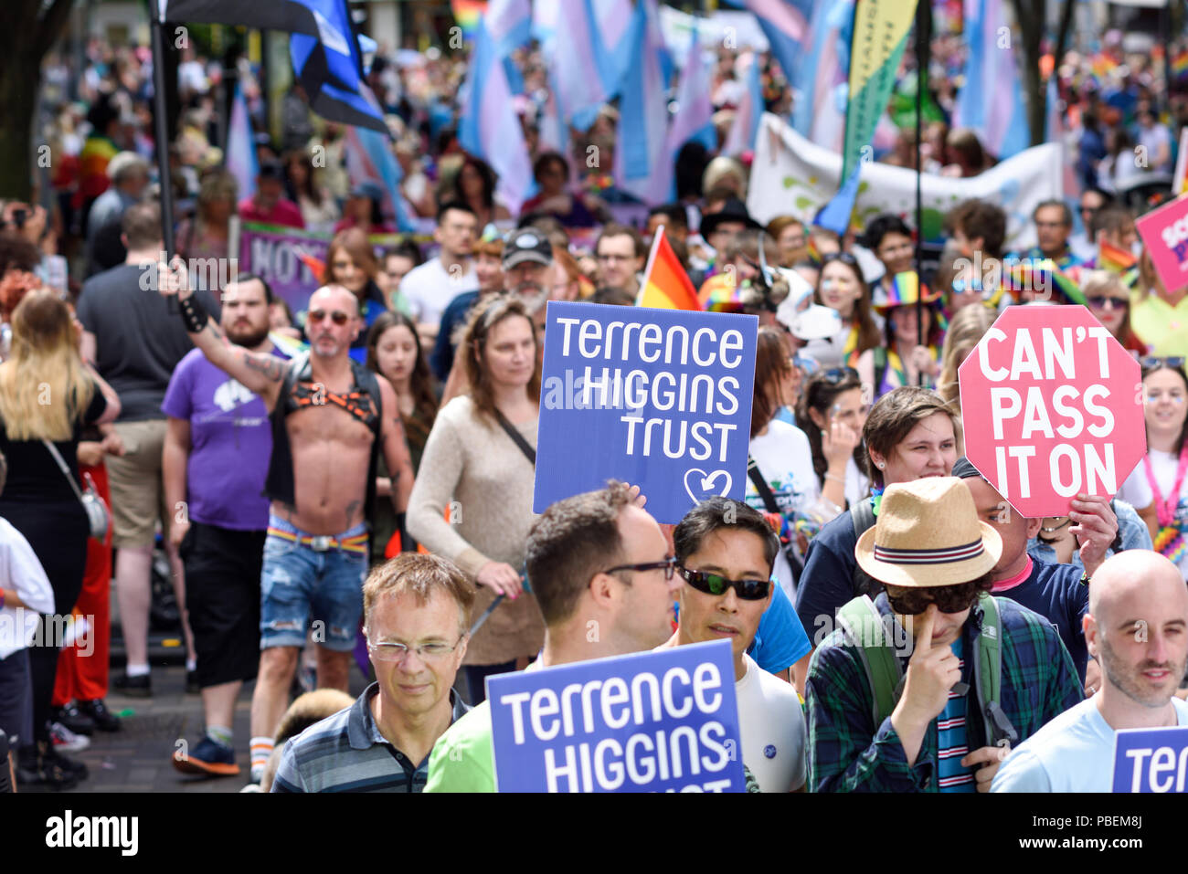 Nottingham, UK. 28. Juli 2018: Tausende die Straßen der Stadt von Nottingham für die jährliche LGBT-Parade von Schloss Tor gefüllt und dann in Hockley für Live Acts, Verkaufsstände Nahrung und Geschenke. Credit: Ian Francis/Alamy leben Nachrichten Stockfoto