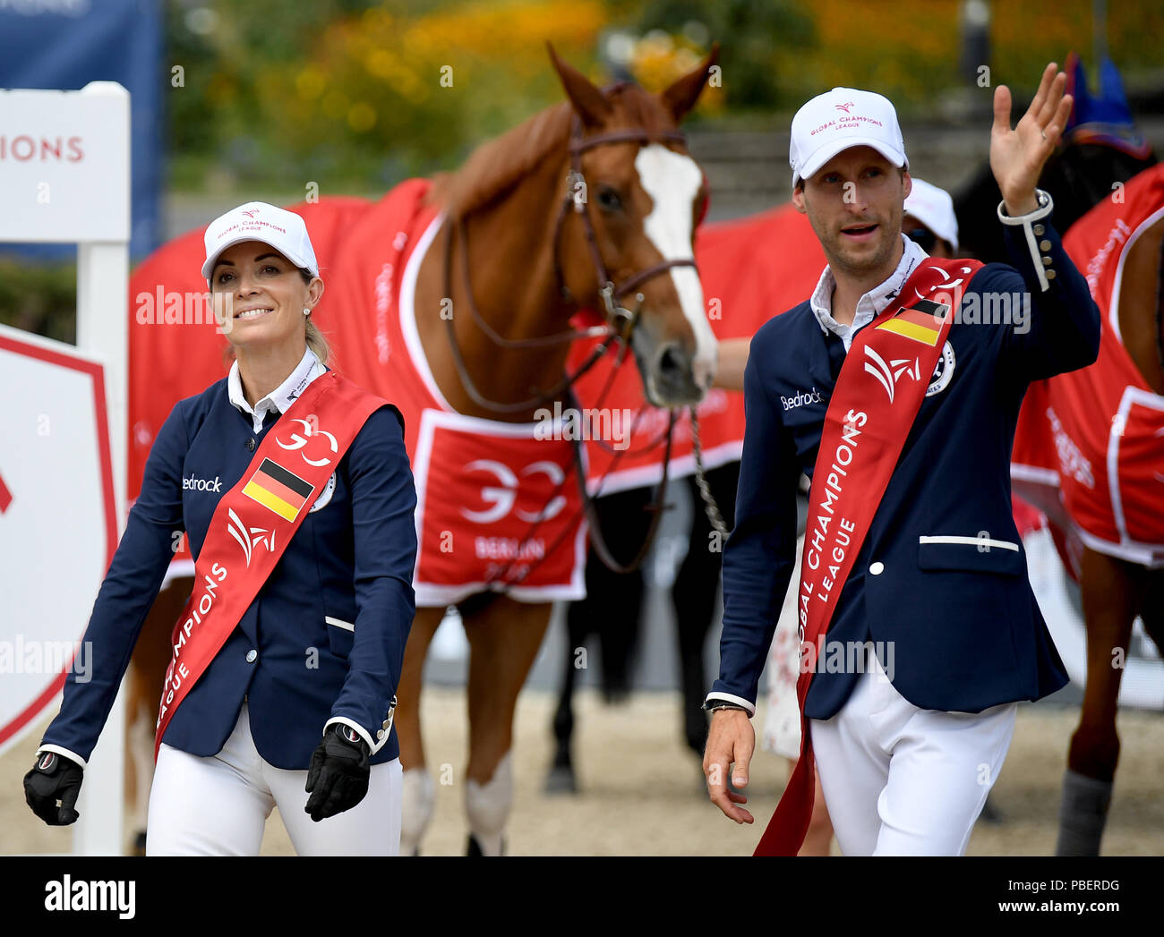 Berlin, Deutschland. 28. Juli 2018. Im Reitsport/Springen: Global Champions Tour: Edwina Tops-Alexander aus Australien und Pieter Devos aus Belgien sind glücklich über den Sieg am Turnier "Global Champions League'. Quelle: Britta Pedersen/dpa-Zentralbild/dpa Quelle: dpa Picture alliance/Alamy Live News/dpa/Alamy Leben Nachrichten Quelle: dpa Picture alliance/Alamy leben Nachrichten Stockfoto