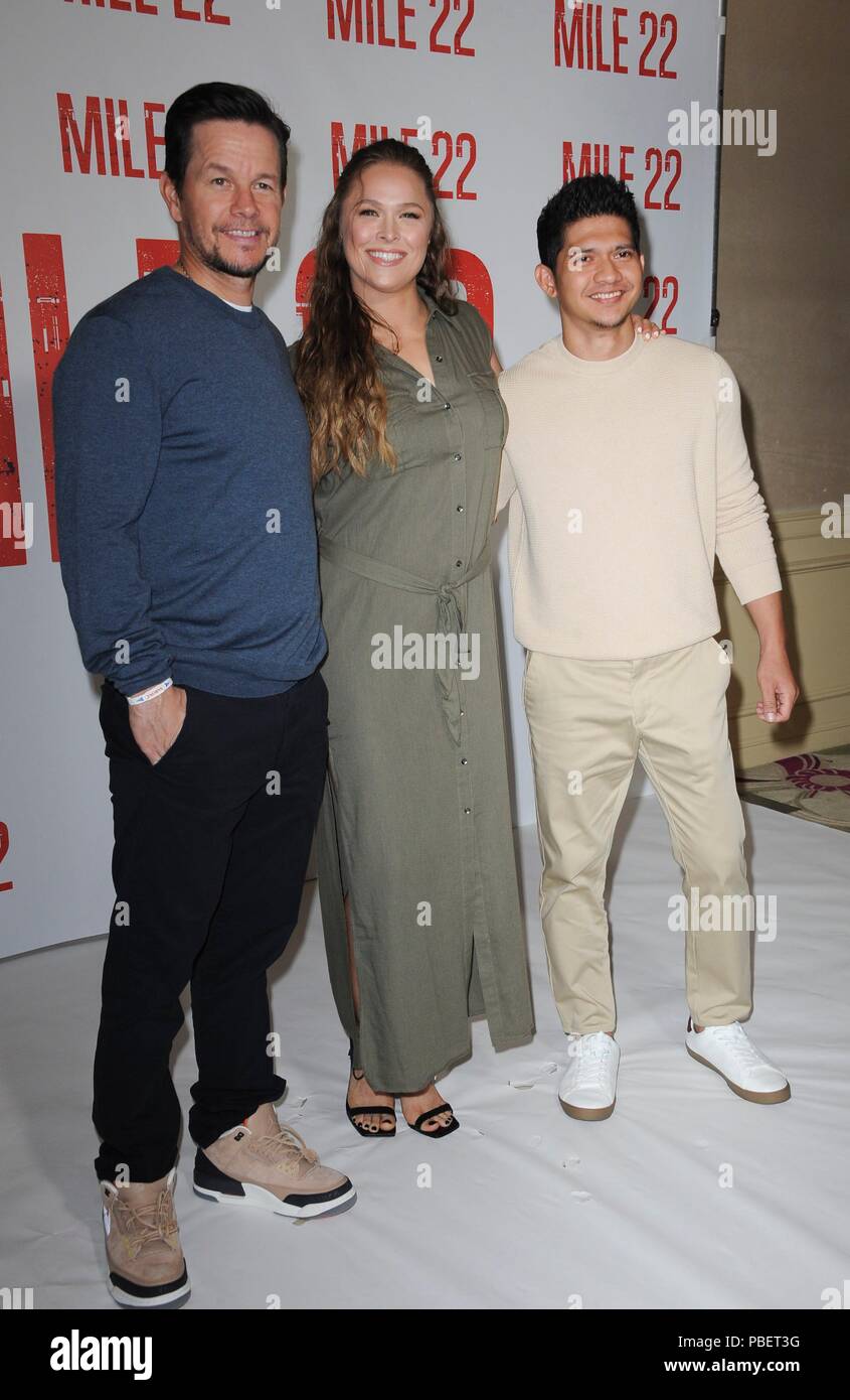 Los Angeles, CA, USA. 28. Juli 2018. Mark Wahlberg, Iko Uwais, Ronda Rousey in der Ankunftshalle für Meile 22 Premiere, Four Seasons Hotel, Los Angeles, CA 28. Juli 2018. Credit: Elizabeth Goodenough/Everett Collection/Alamy leben Nachrichten Stockfoto