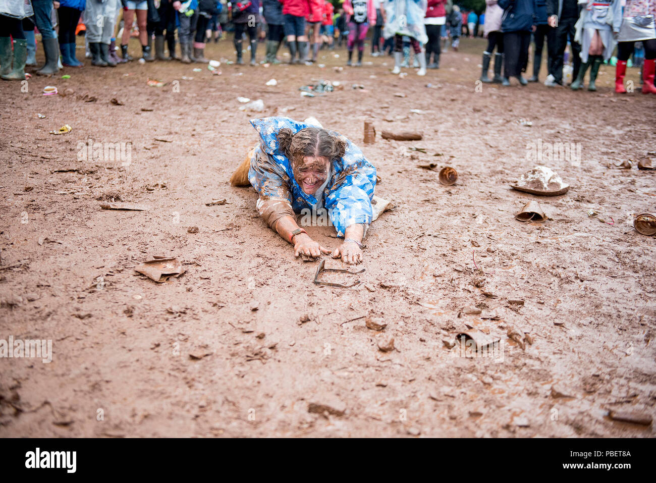 Penrith, Großbritannien. 28. Juli 2018. Festivalbesucher den Regen und Schlamm an Kendal Umarmung Aufruf 28/07/2018 Lowther Deer Park, Penrith, Cumbrial © Gary Mather/Alamy leben Nachrichten Stockfoto