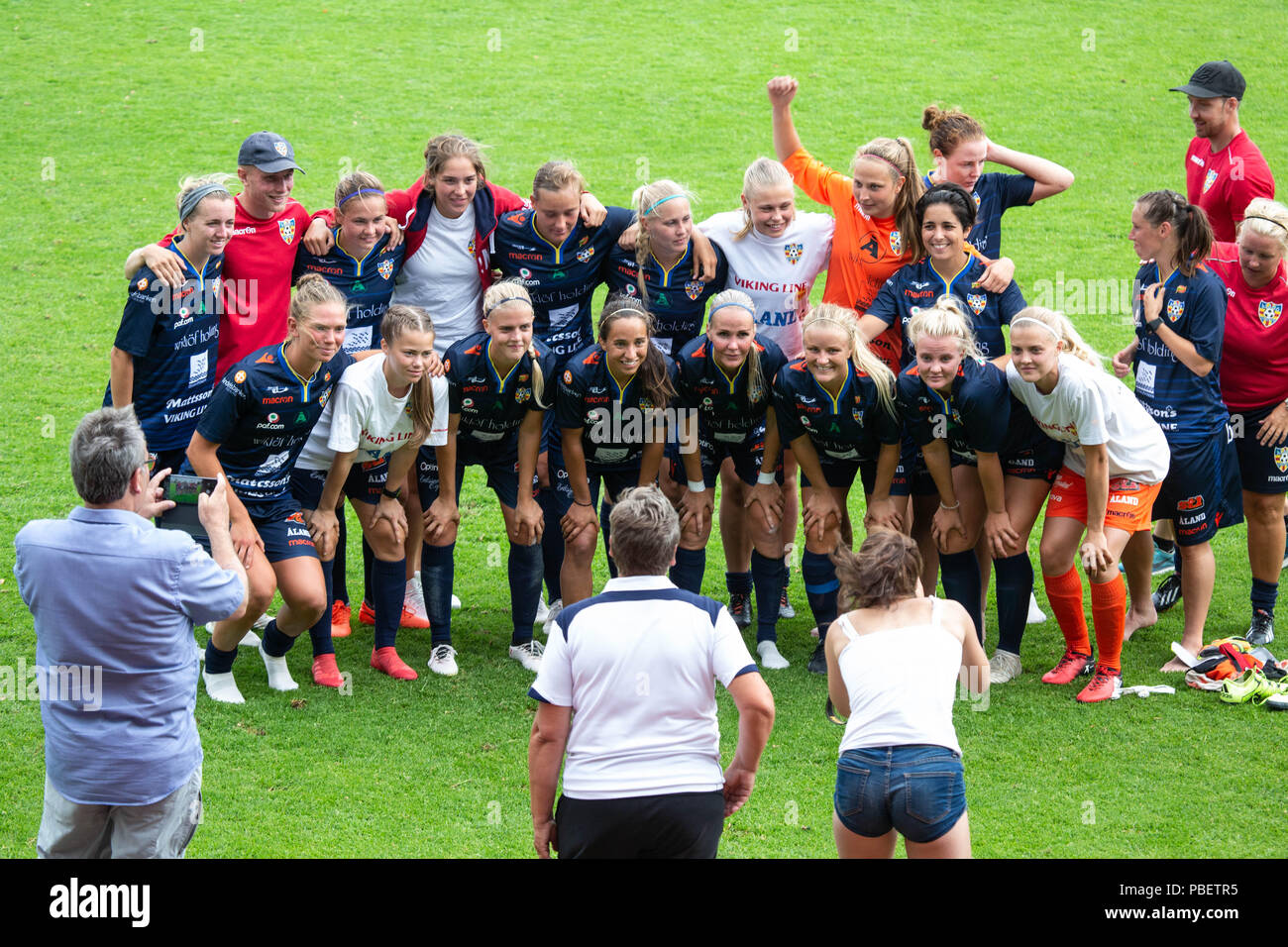 Wiklof Holding Arena, Mariehamn, Åland, Finnland, 28. Juli 2018. in der Åland-Inselgruppe main Frauen team Åland United (in blau) oben auf der höchsten Frauen Liga kehrte im Finnischen Fußball mit einem 3-0 Sieg über Ilves (in Gelb). Im Bild: Die Åland-Inseln vereinigte Spieler glücklich sind oben in der Liga wieder zu sein. Bild: Rob Watkins/Alamy Nachrichten Stockfoto