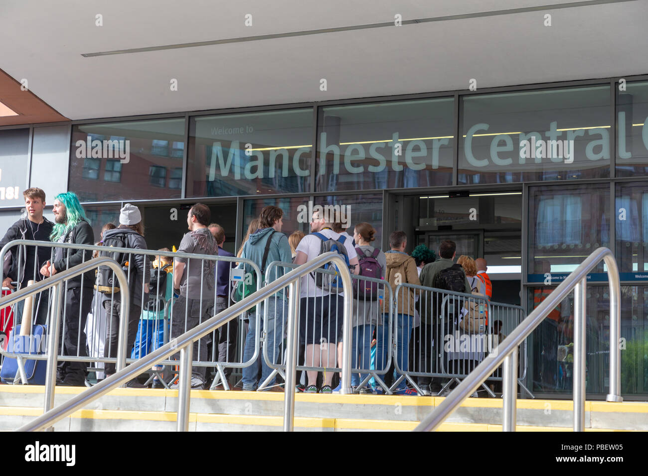 Manchester, Großbritannien. 28. Juli 2018 - Unter fester Sicherheit als Reaktion auf die jüngsten Ereignisse in Manchester, Manchester Central öffnete seine Türen für die Manchester Comic. Con. Besonderes Augenmerk wurde auf die "Waffen", die die 100 Super Heroes Fans brachten einen Tag Spaß haben, einige neue Comics zu kaufen und zu sehen und haben Fotos mit Ihrem Liebling Akteure übernommen und hören ihnen zu, wie sie in einem der vielen Stadien Credit: John Hopkins/Alamy Leben Nachrichten befragt wurden. Stockfoto