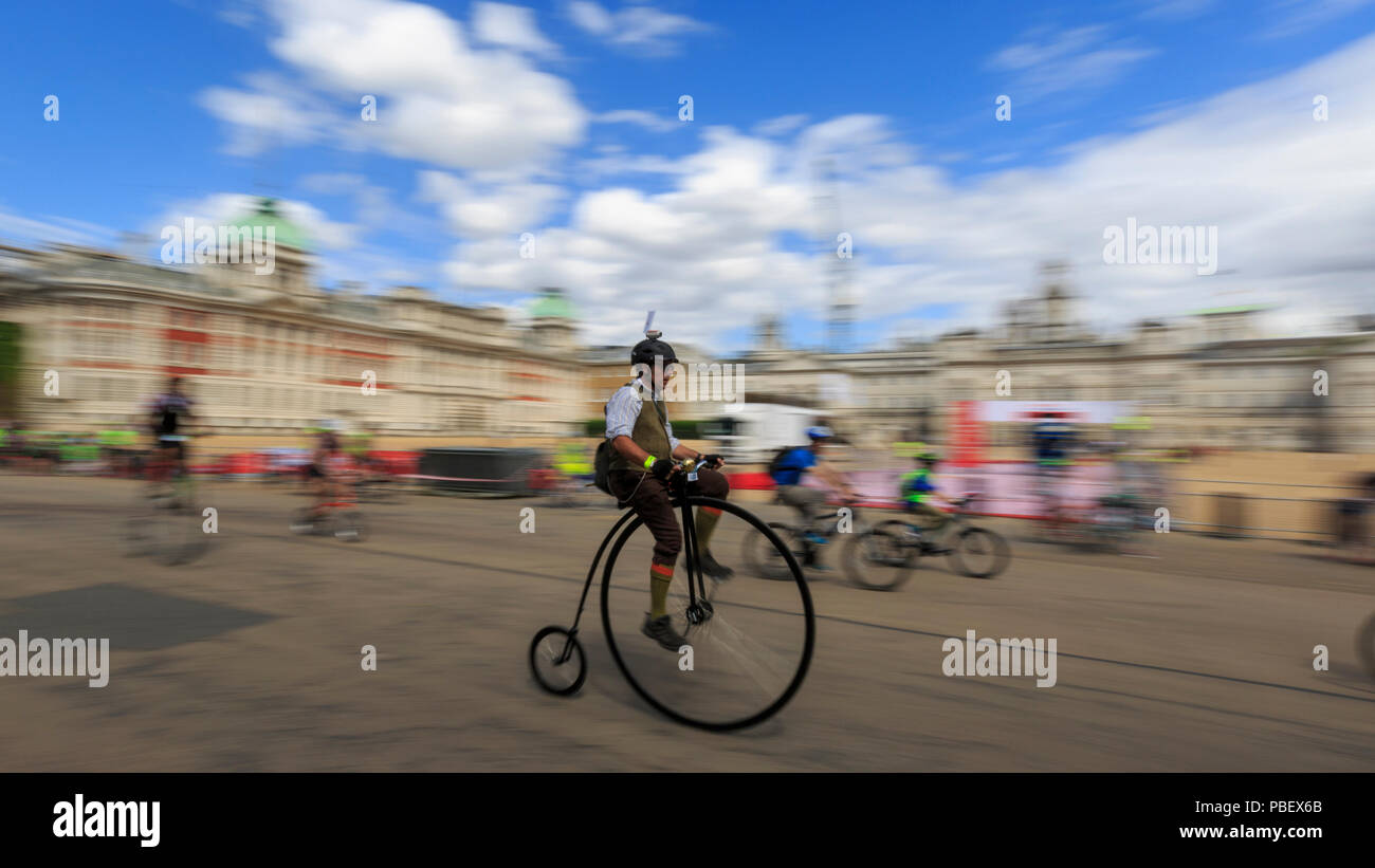 London, UK, 28. Juli 2018. Prudential RideLondon FreeCycle. Tausende von amateur Radfahrer nahm an geschlossene Straßen von London während der FreeCycle Ereignis - Teil der aufsichtsrechtlichen RideLondon Festival. Stockfoto