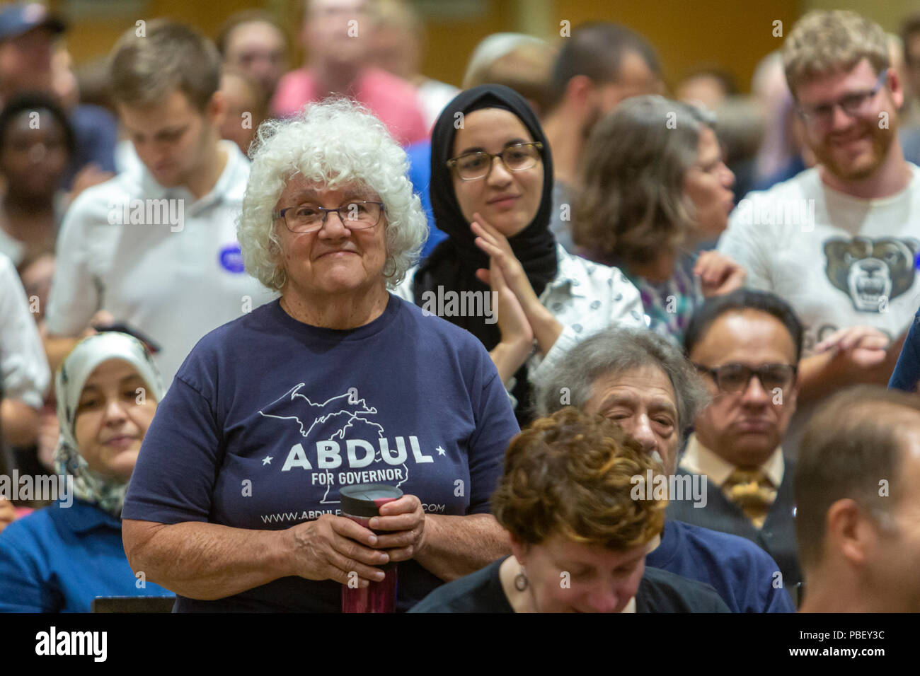 Detroit, Michigan, USA - 28. Juli 2018 - Eine große Menschenmenge begrüßt Abdul El-Sayed, als er an der Wayne State University für die demokratische Nominierung für Gouverneur von Michigan geworben. Wenn er gewählt wird, El-Sayed würde der Nation erste muslimische Gouverneur werden. Stockfoto