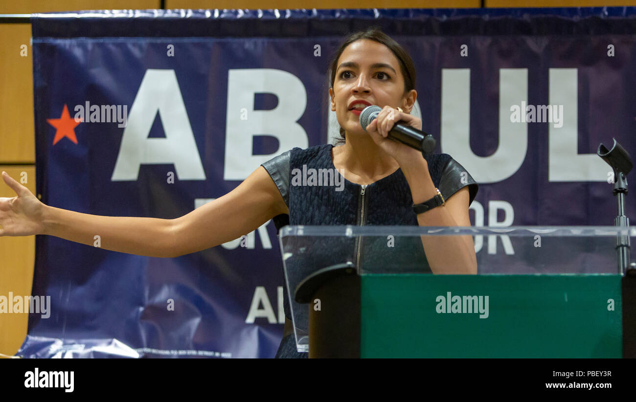 Detroit, Michigan, USA - 28. Juli 2018 - Alexandra Ocasio-Cortez spricht mit einer Masse an der Wayne State University und drängte die Wahl von Abdul El-Sayed als Gouverneur von Michigan. Wenn er gewählt wird, El-Sayed würde der Nation erste muslimische Gouverneur werden. Ocasio-Cortez ist der demokratische Kandidat für den Kongress in 14 New Yorker Kongreßbezirk, aufwühlend etablierten Joe Crowley. Stockfoto