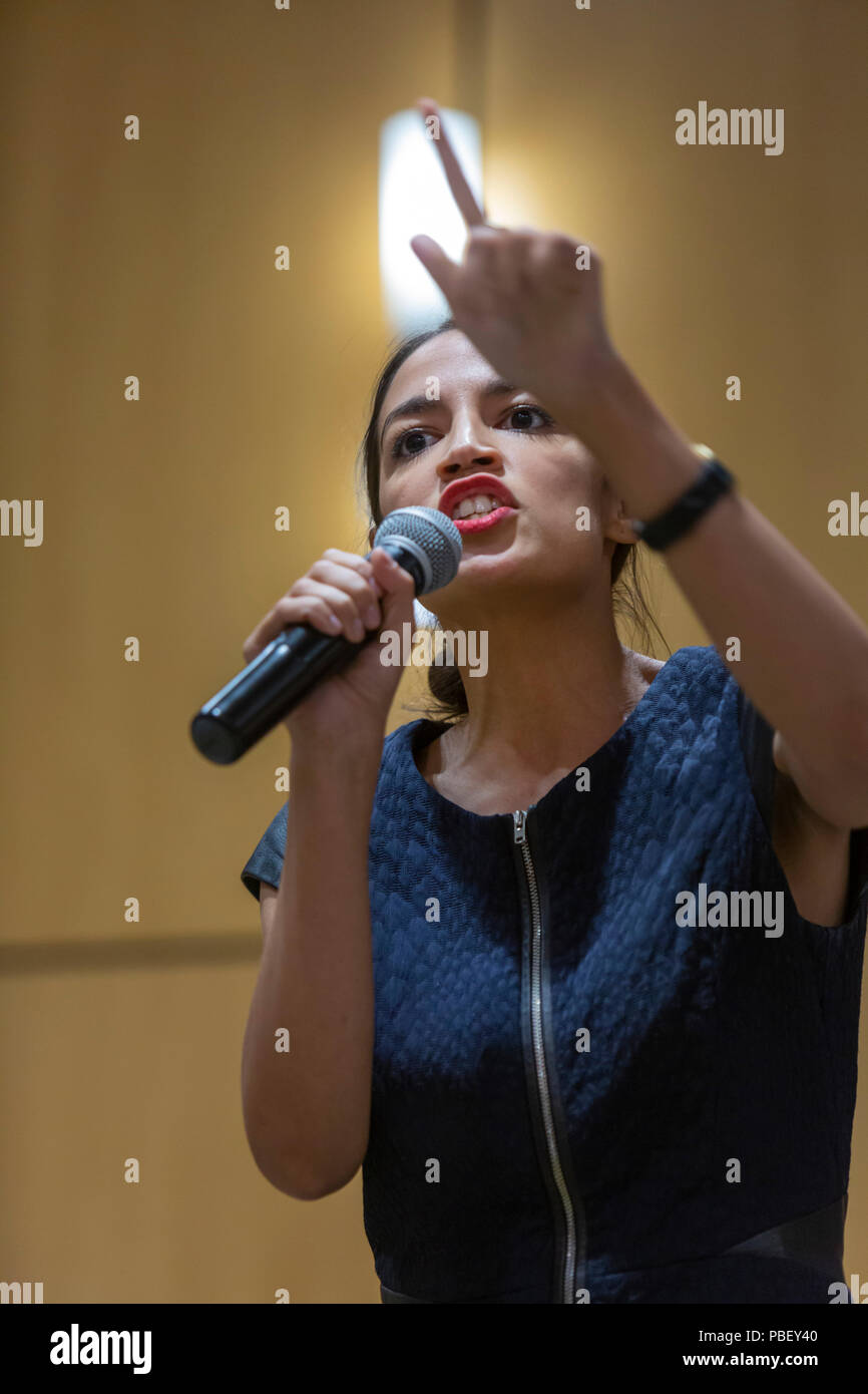 Detroit, Michigan, USA - 28. Juli 2018 - Alexandra Ocasio-Cortez spricht mit einer Masse an der Wayne State University und drängte die Wahl von Abdul El-Sayed als Gouverneur von Michigan. Wenn er gewählt wird, El-Sayed würde der Nation erste muslimische Gouverneur werden. Ocasio-Cortez ist der demokratische Kandidat für den Kongress in 14 New Yorker Kongreßbezirk, aufwühlend etablierten Joe Crowley. Stockfoto