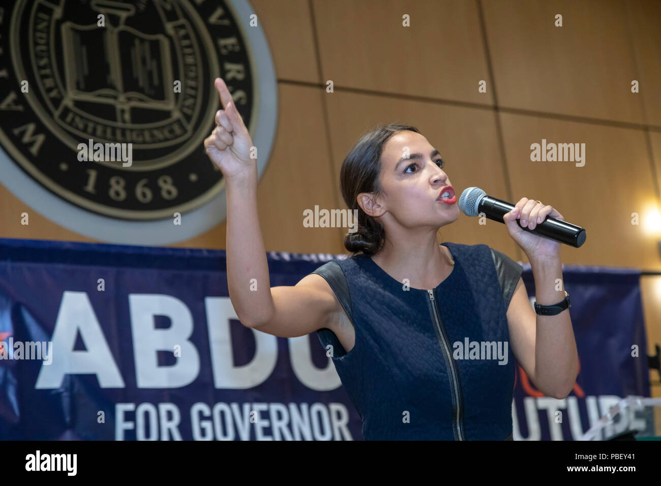 Detroit, Michigan, USA - 28. Juli 2018 - Alexandra Ocasio-Cortez spricht mit einer Masse an der Wayne State University und drängte die Wahl von Abdul El-Sayed als Gouverneur von Michigan. Wenn er gewählt wird, El-Sayed würde der Nation erste muslimische Gouverneur werden. Ocasio-Cortez ist der demokratische Kandidat für den Kongress in 14 New Yorker Kongreßbezirk, aufwühlend etablierten Joe Crowley. Stockfoto