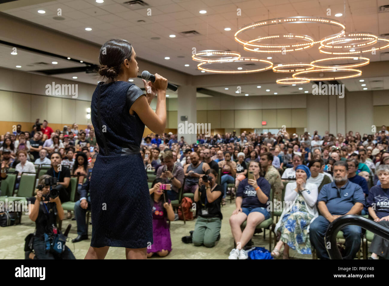 Detroit, Michigan, USA - 28. Juli 2018 - Alexandra Ocasio-Cortez spricht mit einer Masse an der Wayne State University und drängte die Wahl von Abdul El-Sayed als Gouverneur von Michigan. Wenn er gewählt wird, El-Sayed würde der Nation erste muslimische Gouverneur werden. Ocasio-Cortez ist der demokratische Kandidat für den Kongress in 14 New Yorker Kongreßbezirk, aufwühlend etablierten Joe Crowley. Stockfoto