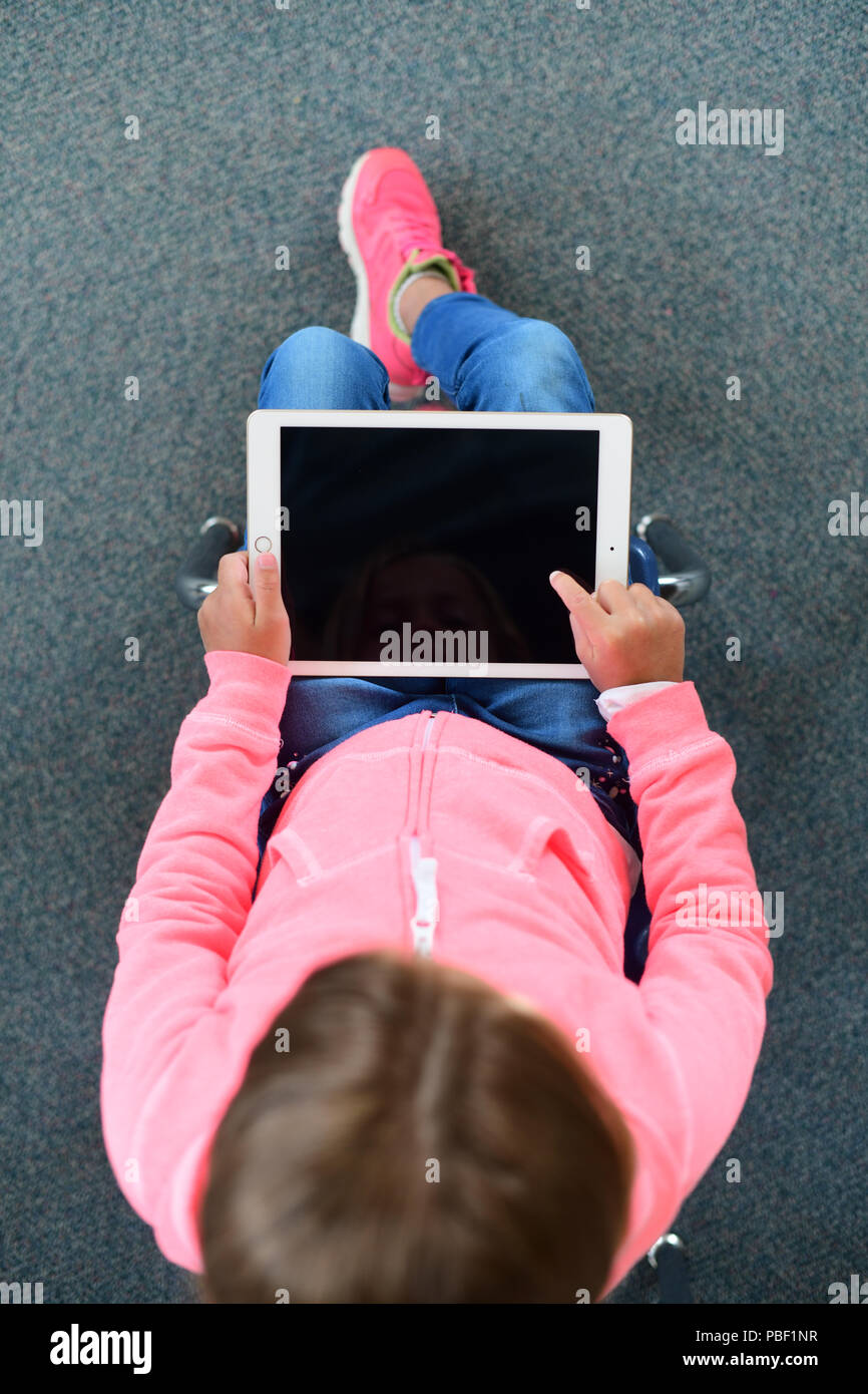 Mädchen 9 10 11 auf dem Ipad mit einem leeren Bildschirm kopieren Raum Grundschulalter Stockfoto