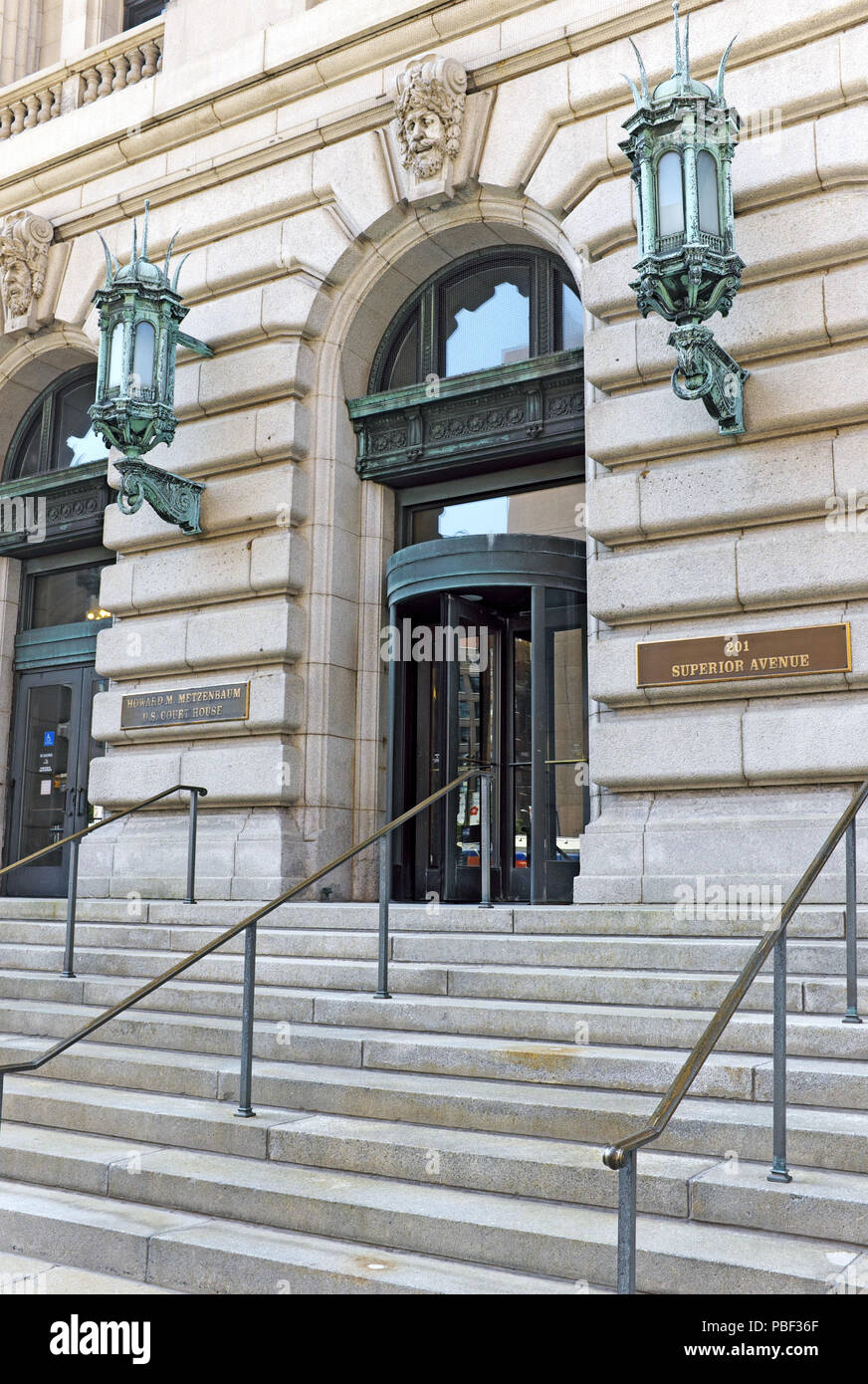 Die Superior Avenue Eingang zum Howard M. Metzenbaum US-Gericht in der Innenstadt von Cleveland, Ohio wird durch prunkvolle bronze Laternen flankiert. Stockfoto
