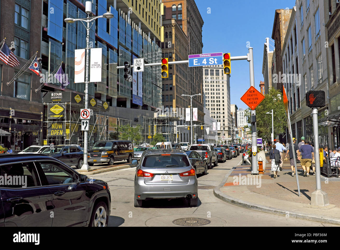 Besetzt Downtown Cleveland, Ohio, an der Kreuzung der Fußgängerzone East 4th Street und der Verkehr - Euclid Avenue Korridor verstopft. Stockfoto